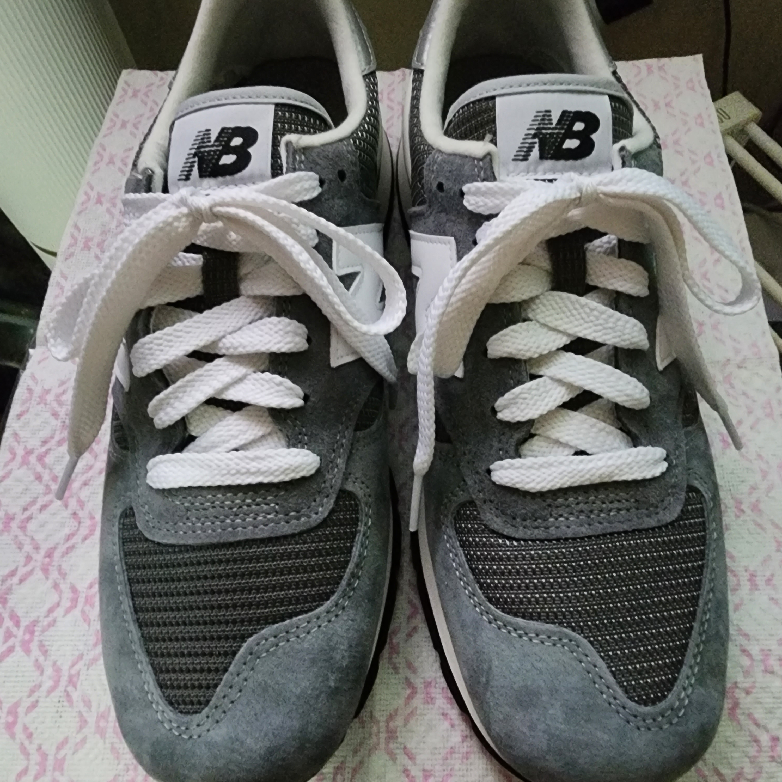 New Balance 990v1 Made in USA Grey White 착용 스타일 - 1