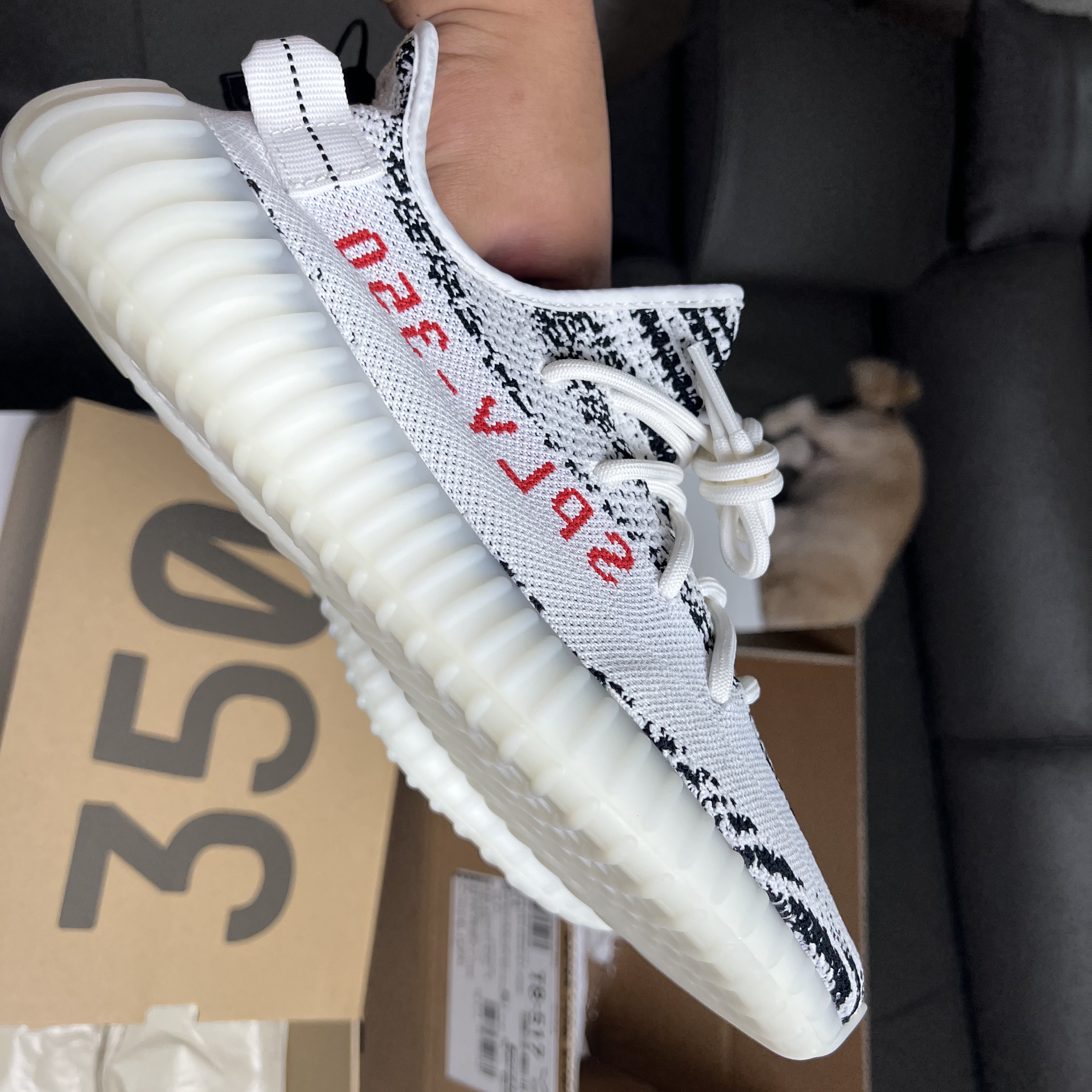Adidas Yeezy Boost 350 V2 Zebra 2022/2023 착용 스타일 - 2