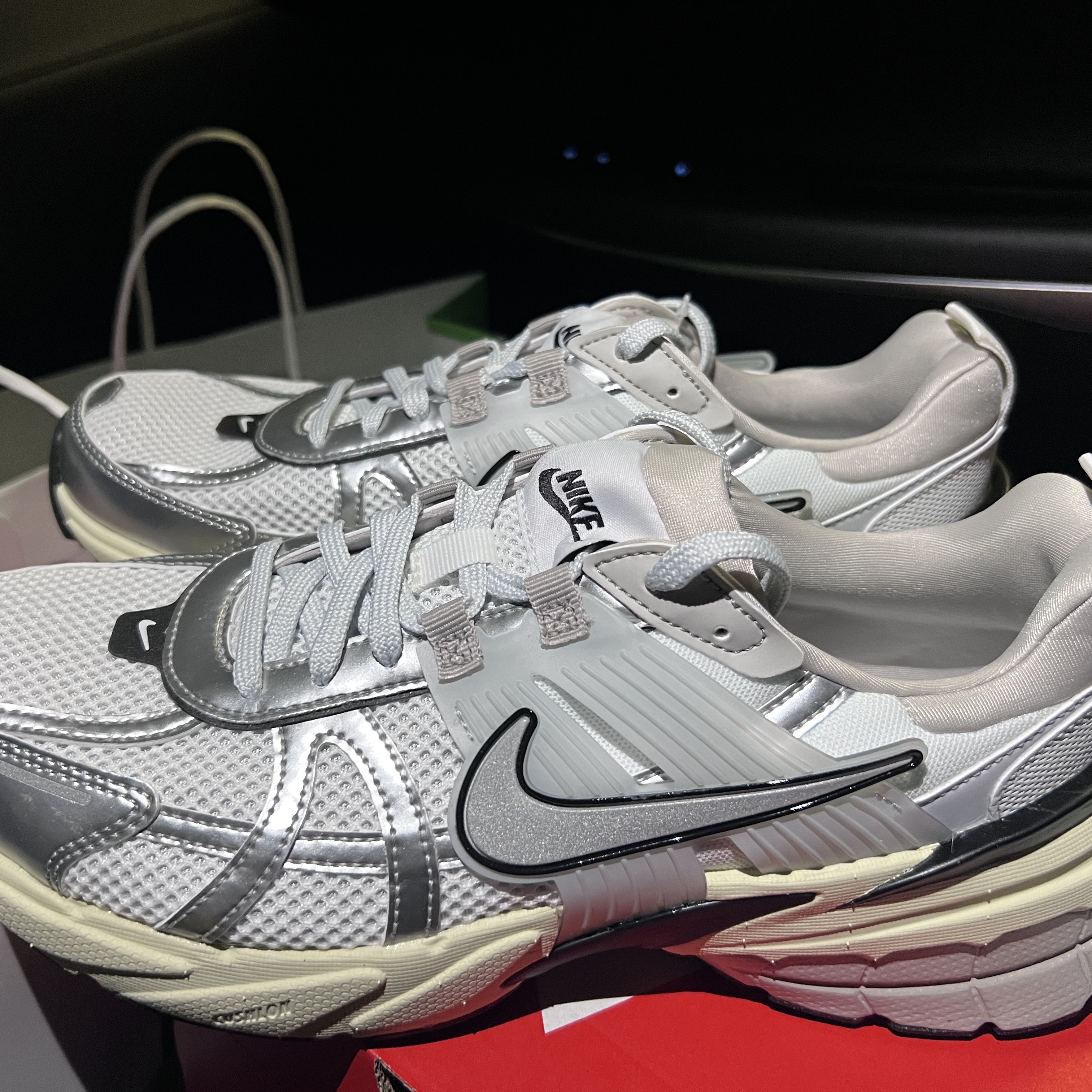 Nike V2K Run Summit White Metallic Silver 착용 스타일