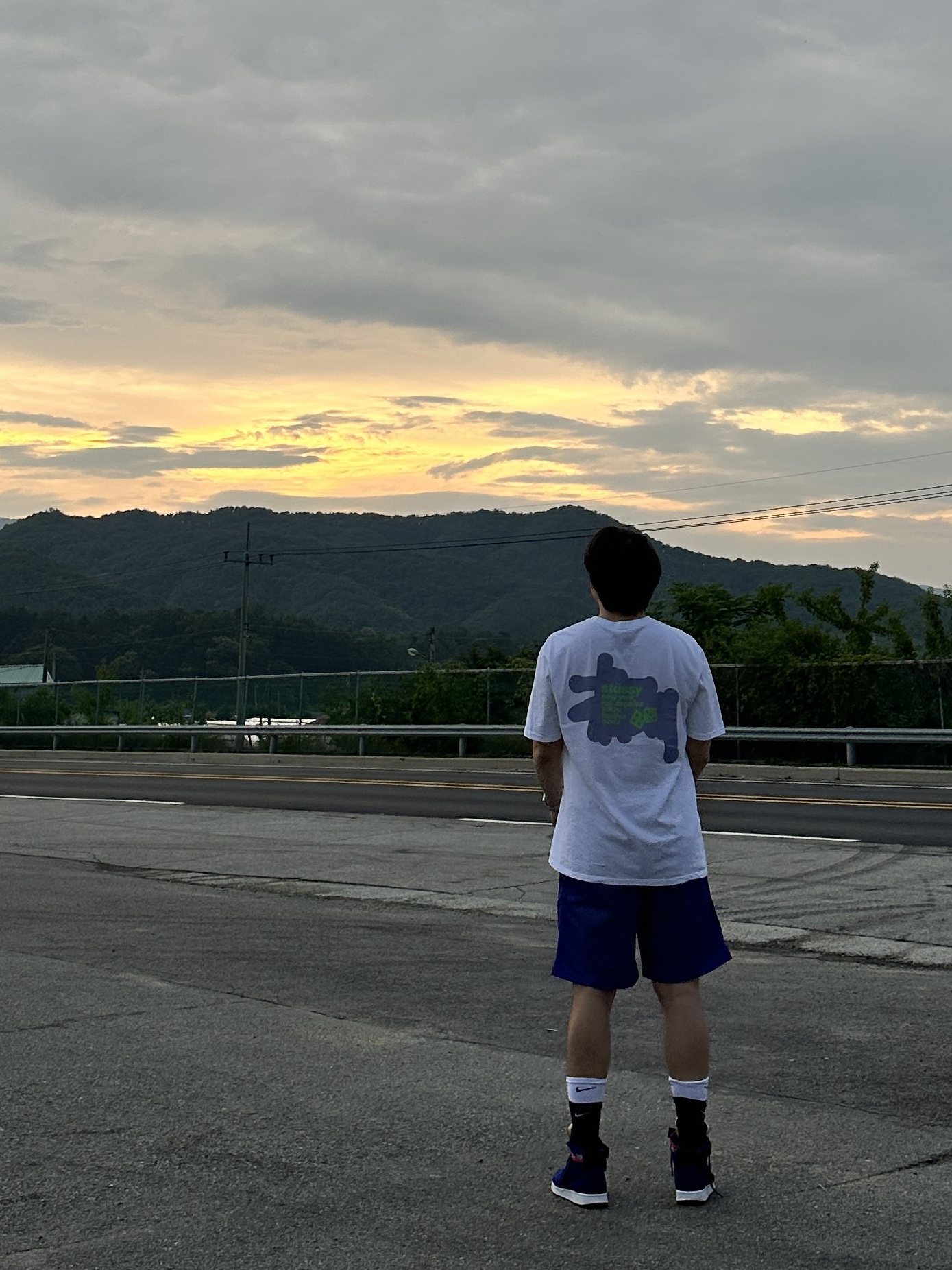 Stussy Silhouette T-Shirt White, Stussy Arch Mesh Shorts Purple 착용 스타일 - 1