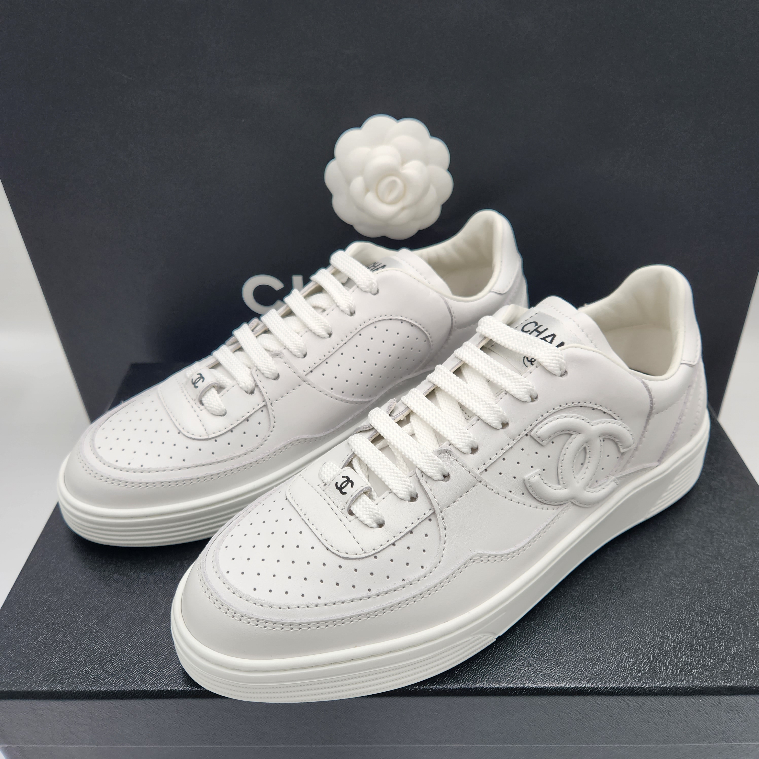 (W) Chanel Sneakers Calfskin & White 착용 스타일 - 2