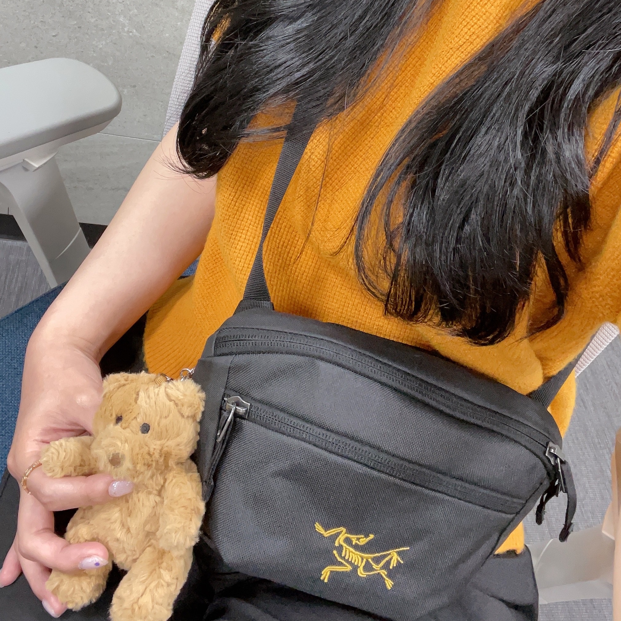 Jellycat Bartholomew Bear Bag Charm Brown 착용 스타일