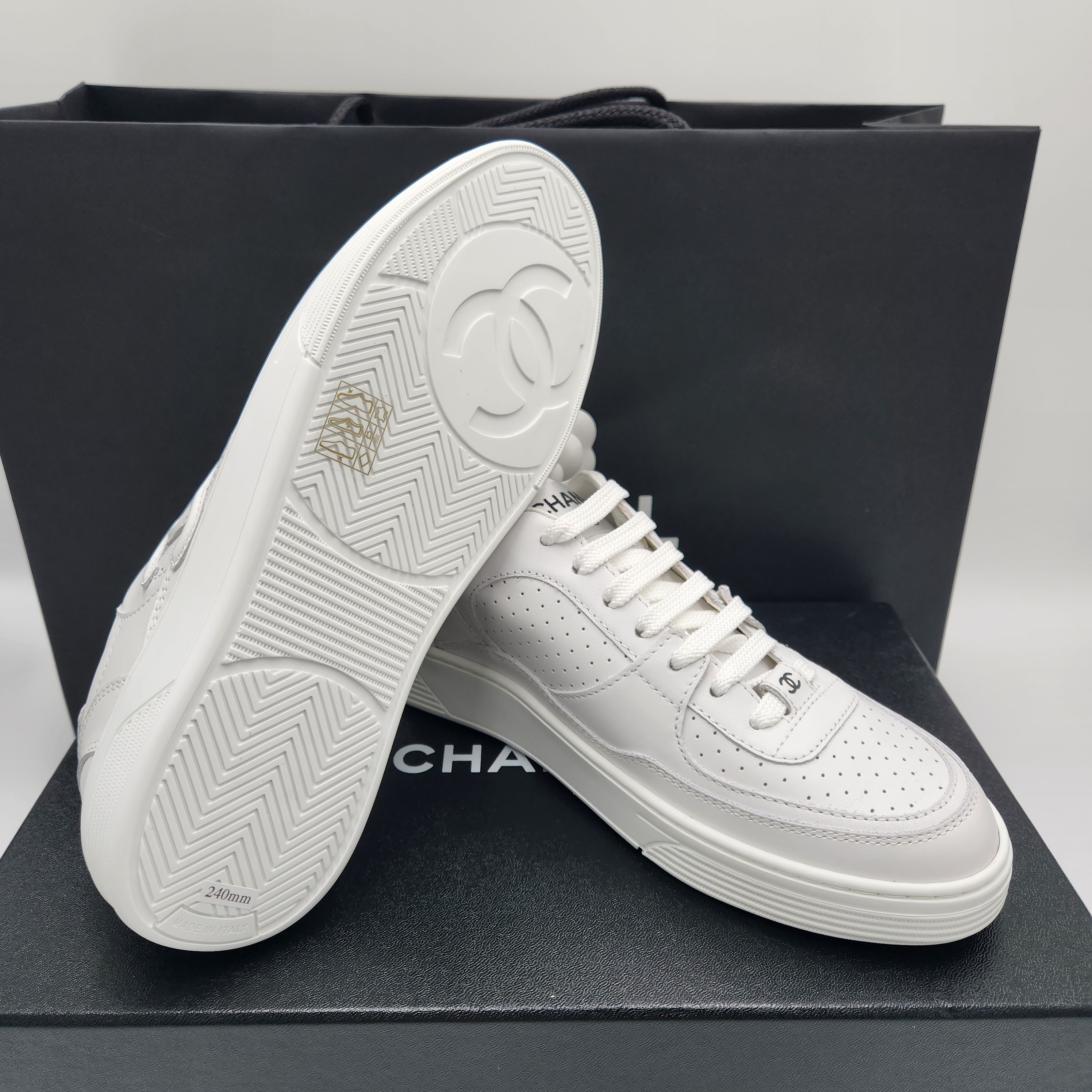 (W) Chanel Sneakers Calfskin & White 착용 스타일 - 4