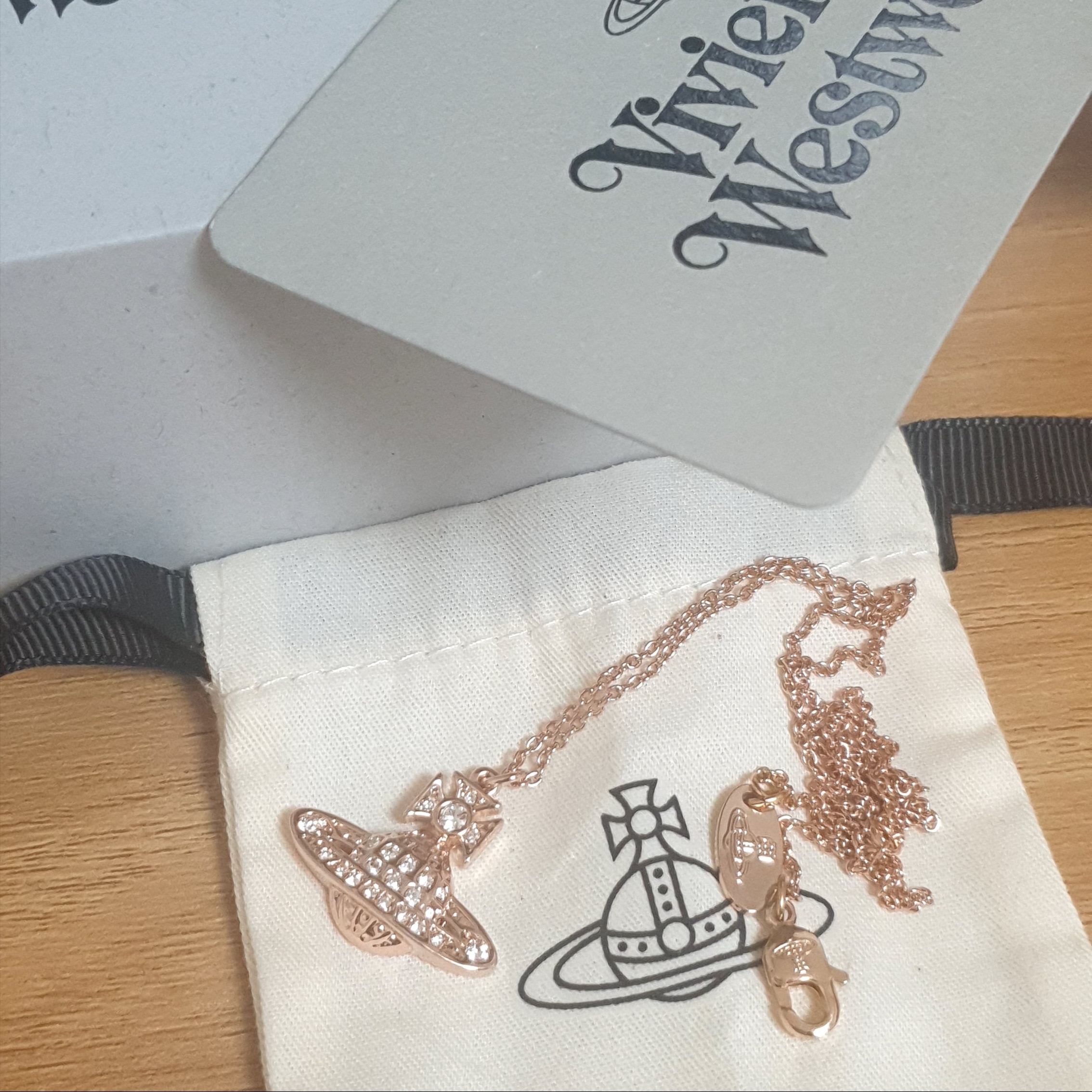Vivienne Westwood Mini Bas Relief Pendant Pink Gold 착용 스타일