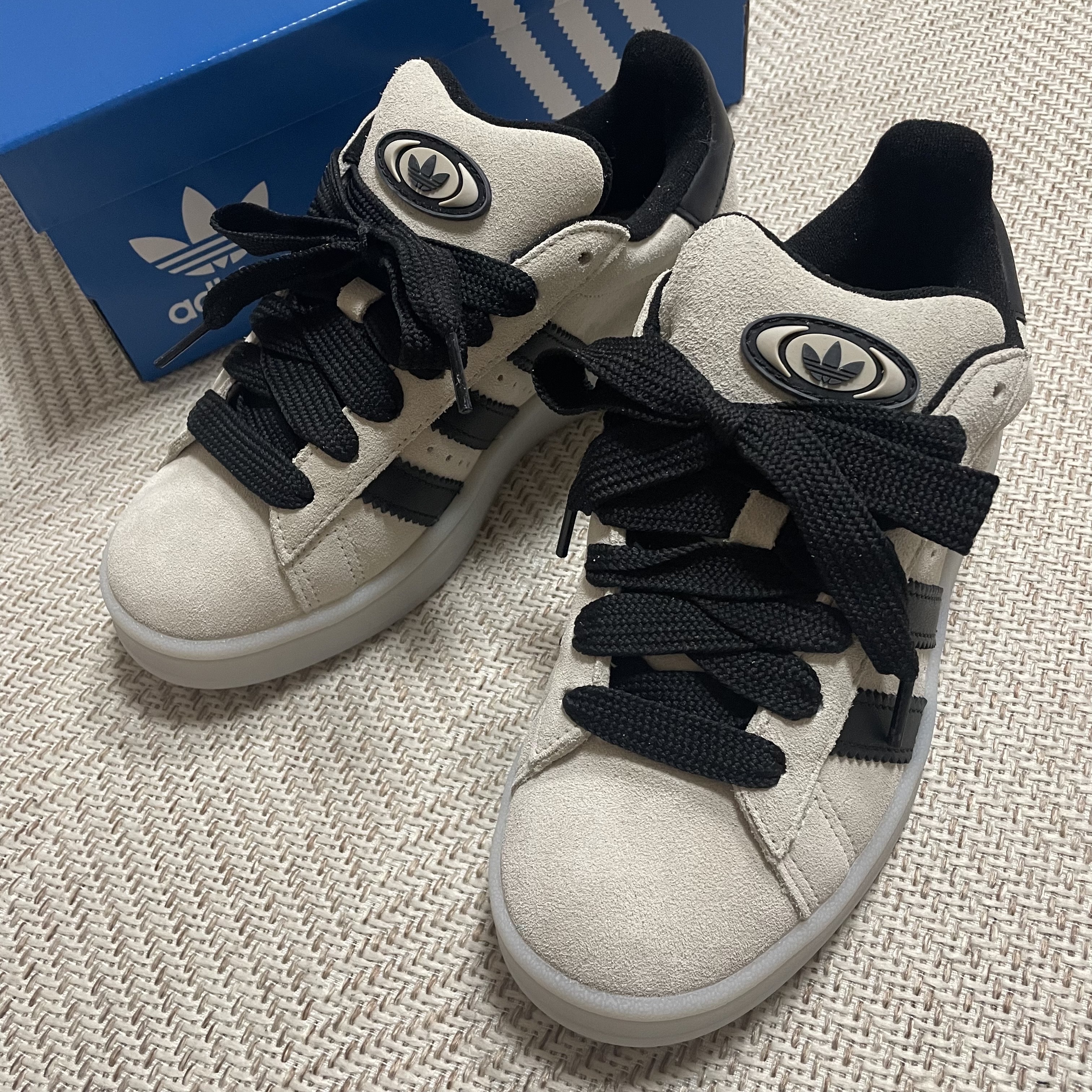 Adidas Campus 00s Aluminium Core Black 착용 스타일 - 4