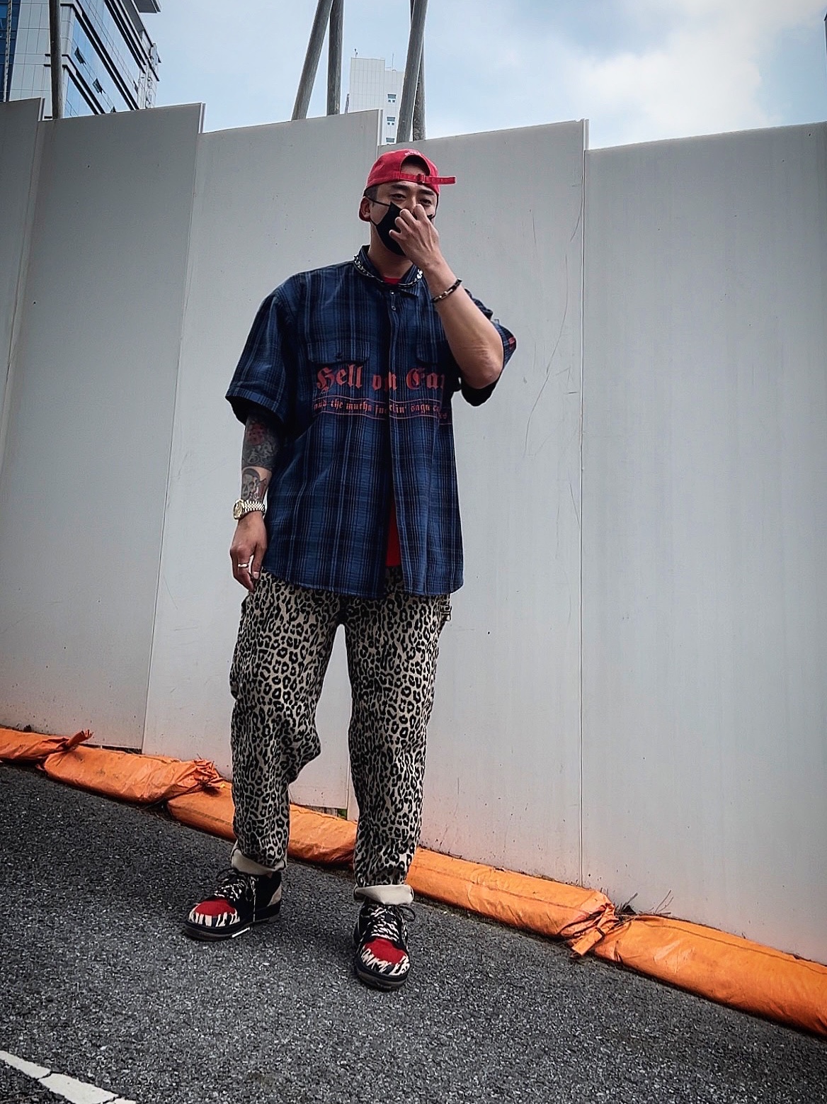 Supreme Pigment Canvas S Logo 6-Panel Red - 23SS, Supreme x MLB Kanji Teams T-Shirt Yankees Red - 22FW 착용 스타일 - 3