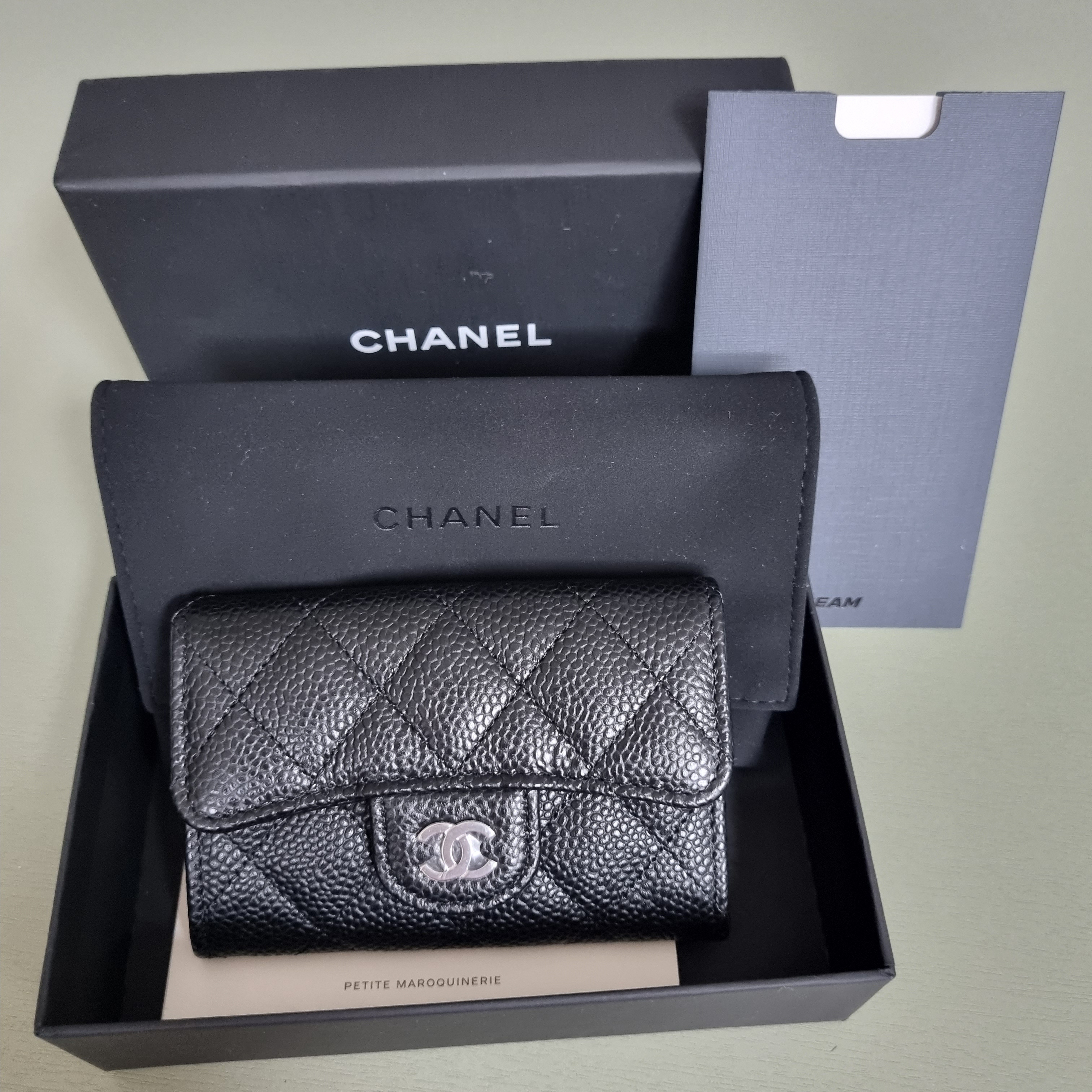Chanel Classic Card Holder Grained Calfskin & Silver Black 착용 스타일