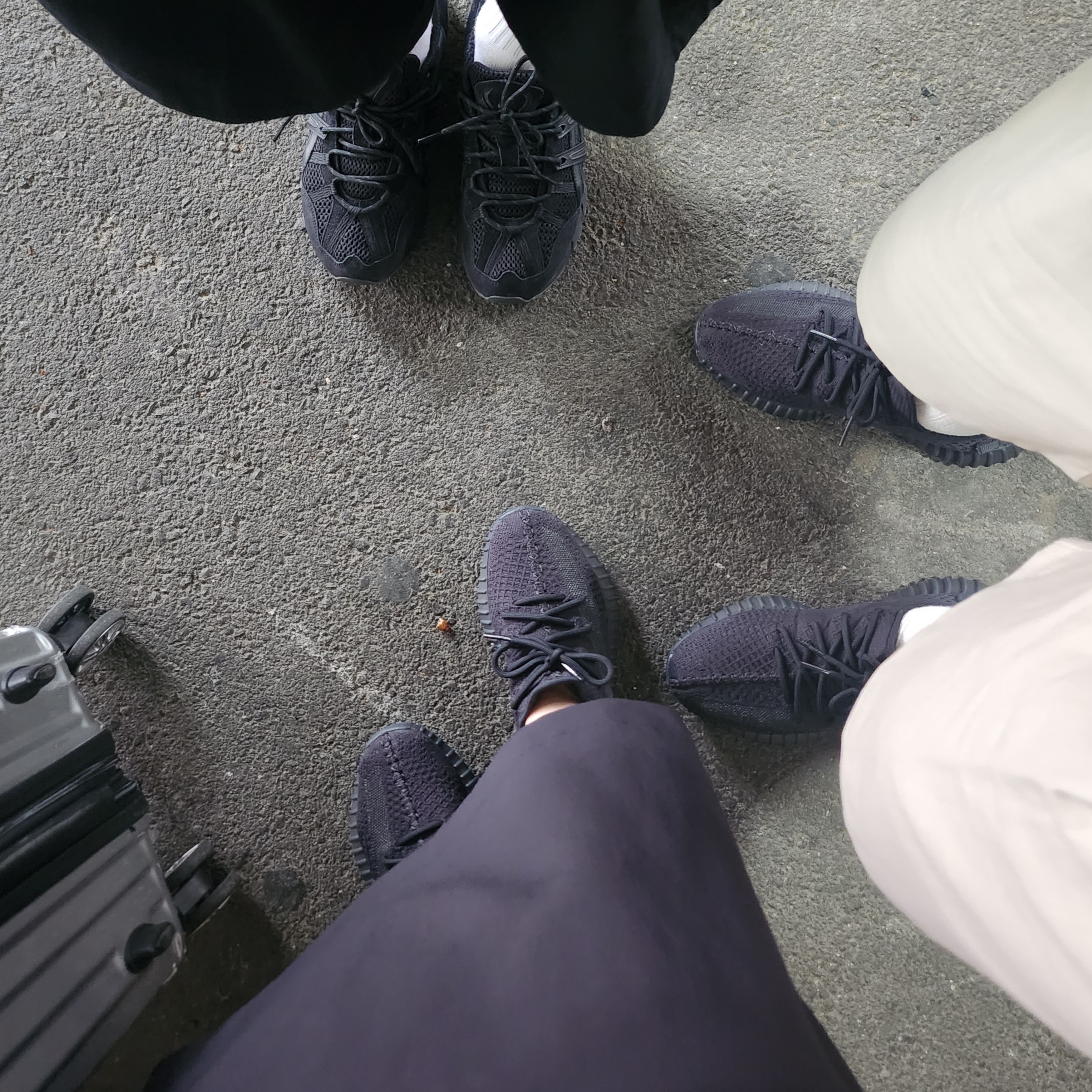 Adidas Yeezy Boost 350 V2 Onyx, Asics Gel-Sonoma 15-50 Black 착용 스타일