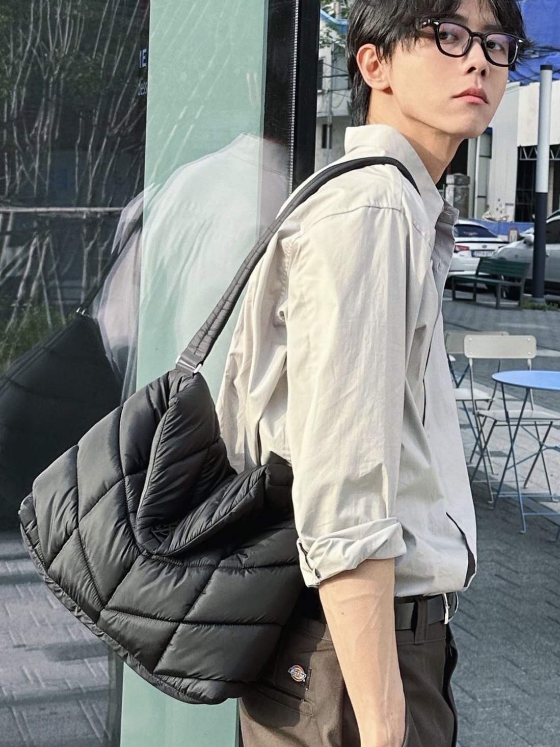 Saint Laurent Puffer Messenger Bag in Econyl Regenerated Nylon Black 착용 스타일 - 3