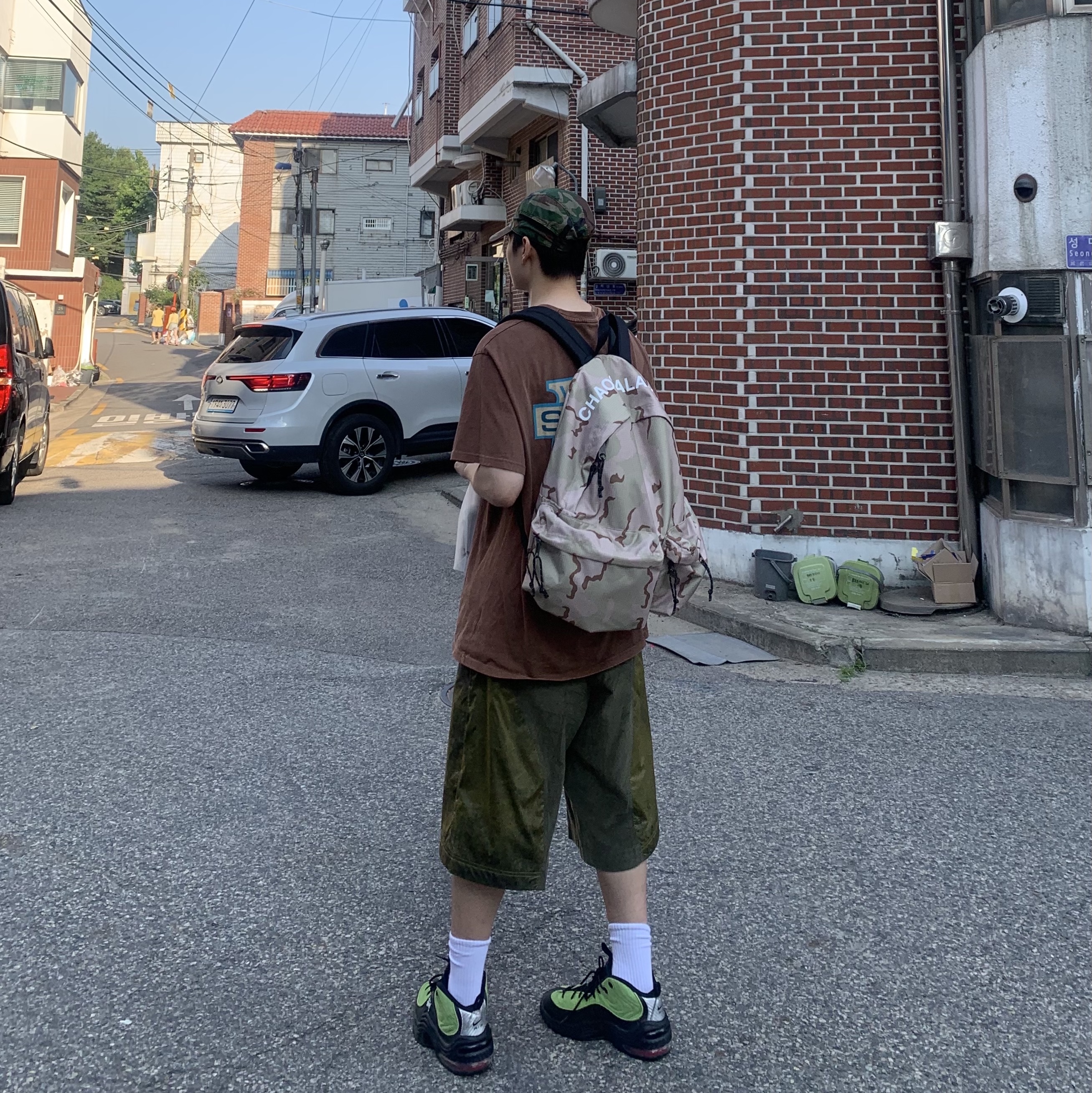 Nike x Stussy Air Penny II Vivid Green and Black, Stussy x Our Legacy Badge T-Shirt Mocha 착용 스타일 - 2