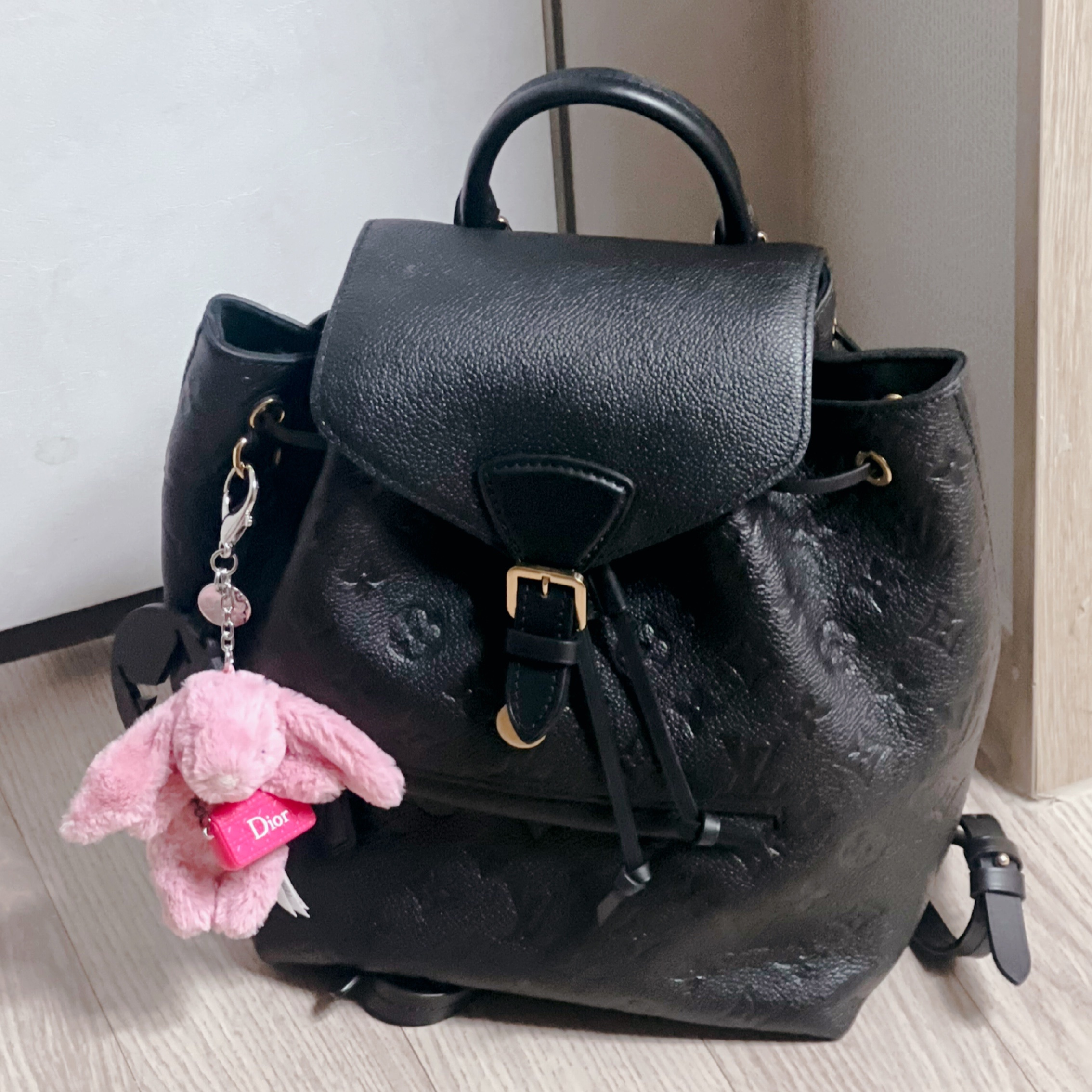 Jellycat Bashful Bunny Bag Charm Tulip, Louis Vuitton Montsouris PM Monogram Black 착용 스타일 - 2