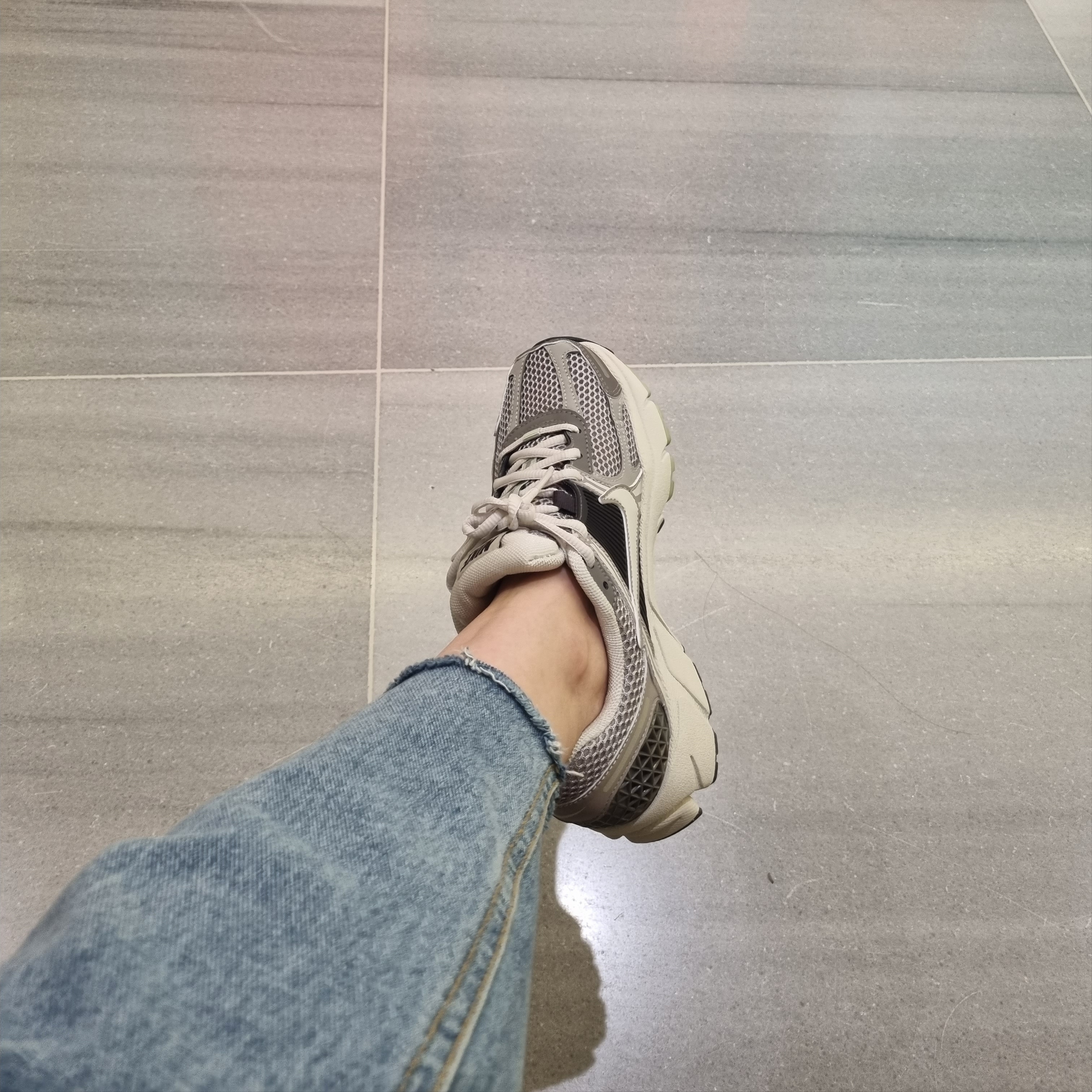 (W) Nike Zoom Vomero 5 Cobblestone and Flat Pewter 착용 스타일 - 1