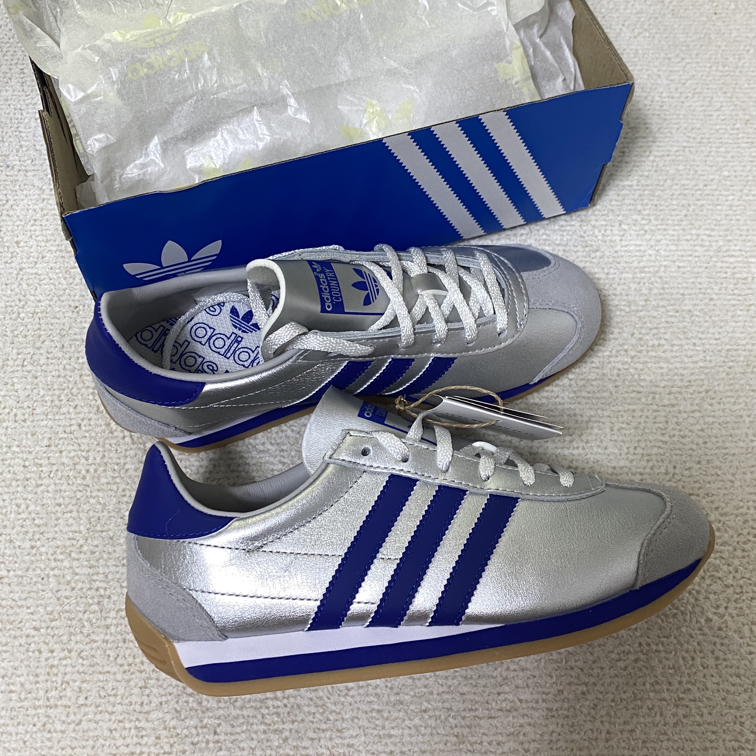 Adidas Country OG Matte Silver Bright Blue 착용 스타일 - 2