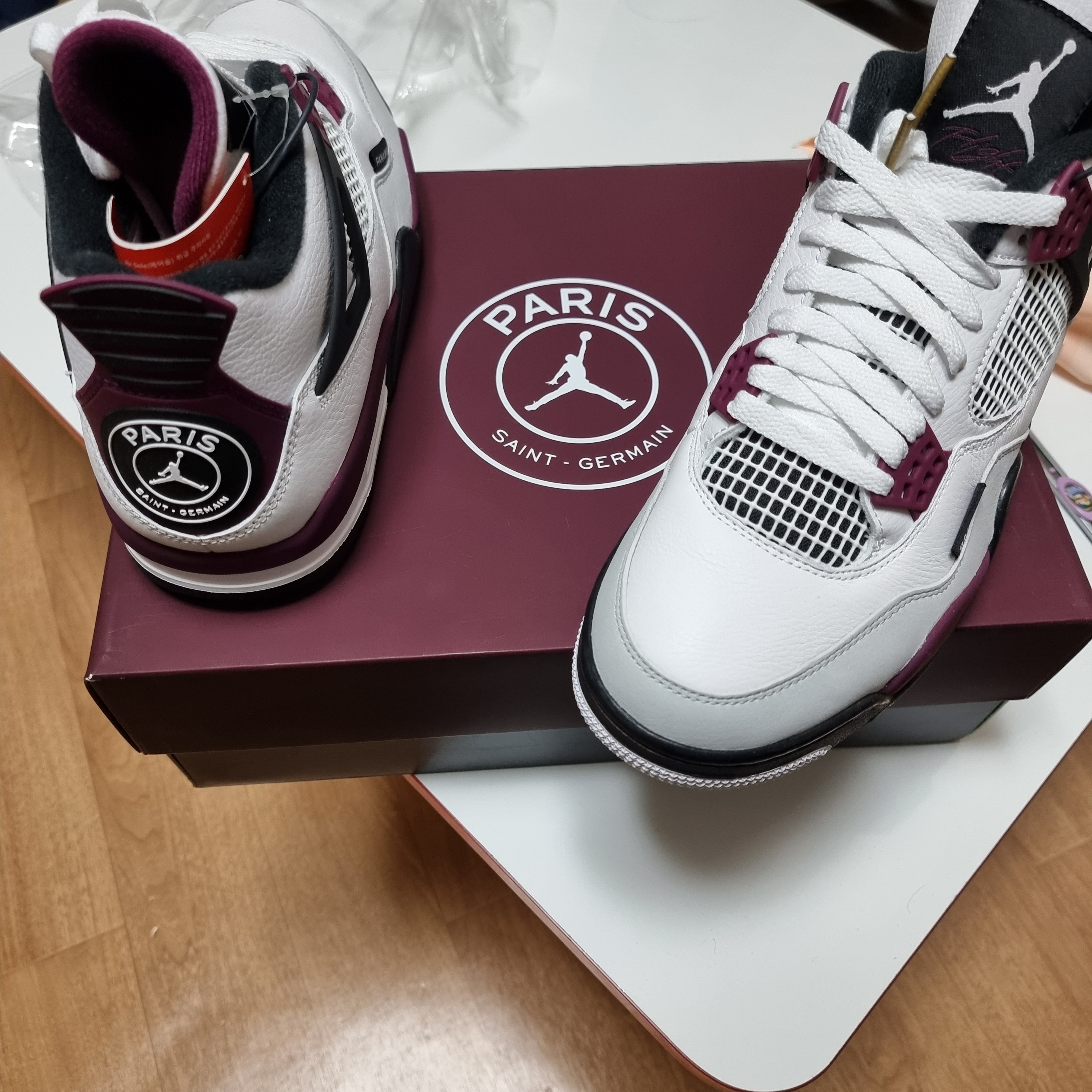 Jordan 4 x Paris Saint-Germain Retro Neutral Grey Bordeaux 착용 스타일
