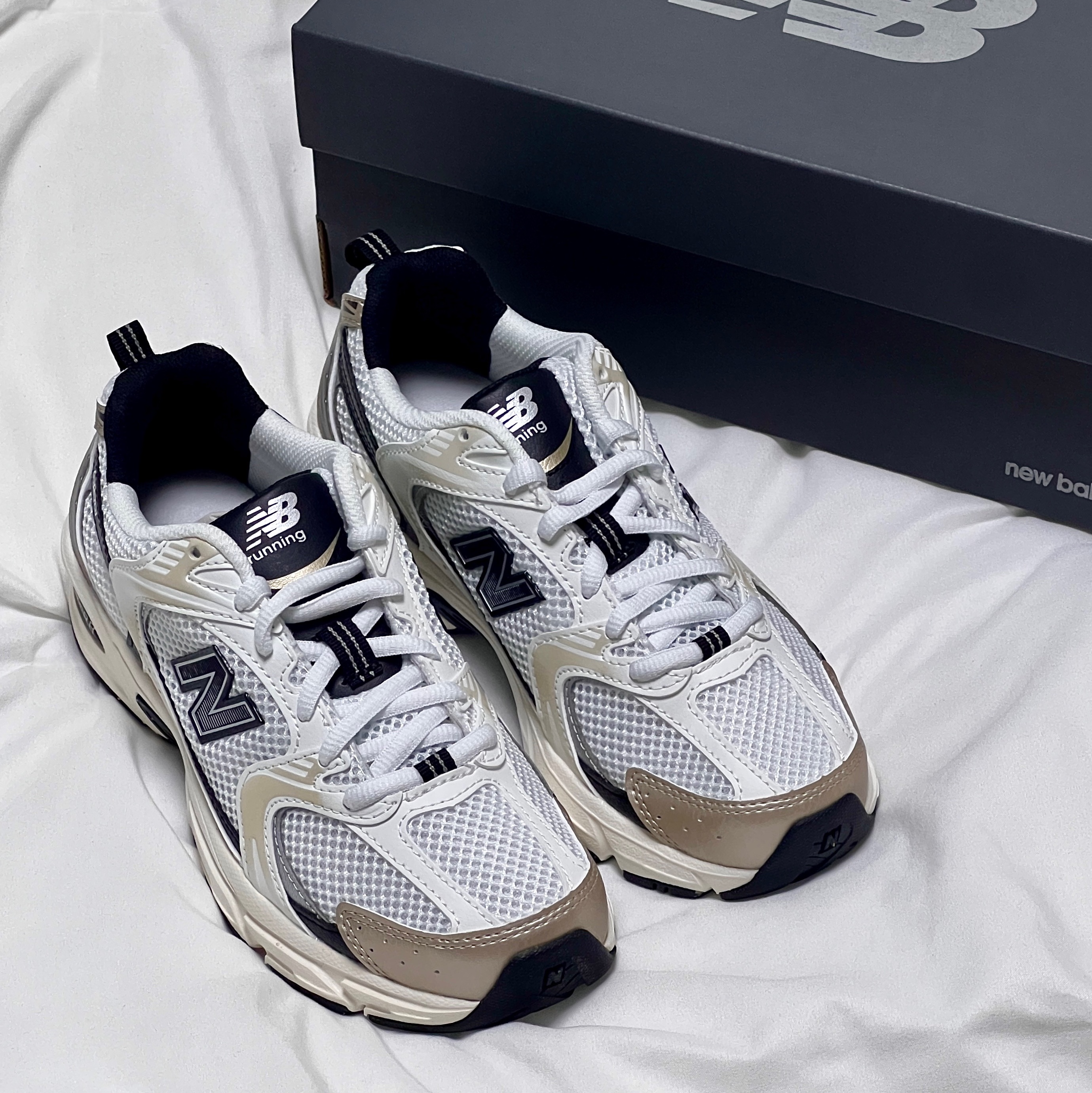 New Balance 530 White Gold 착용 스타일 - 2
