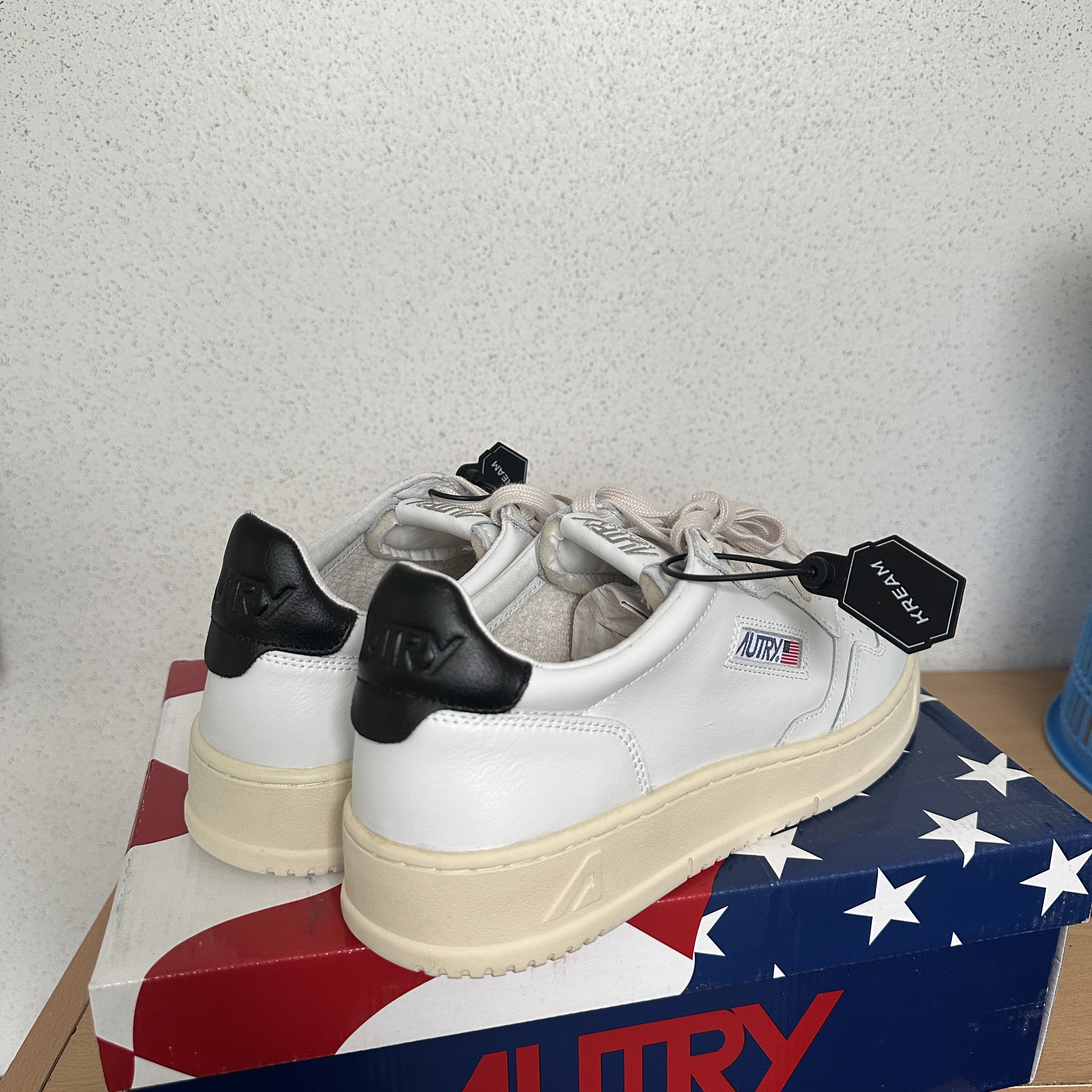 Autry Medalist Low Leather Sneakers White Black 착용 스타일 - 2