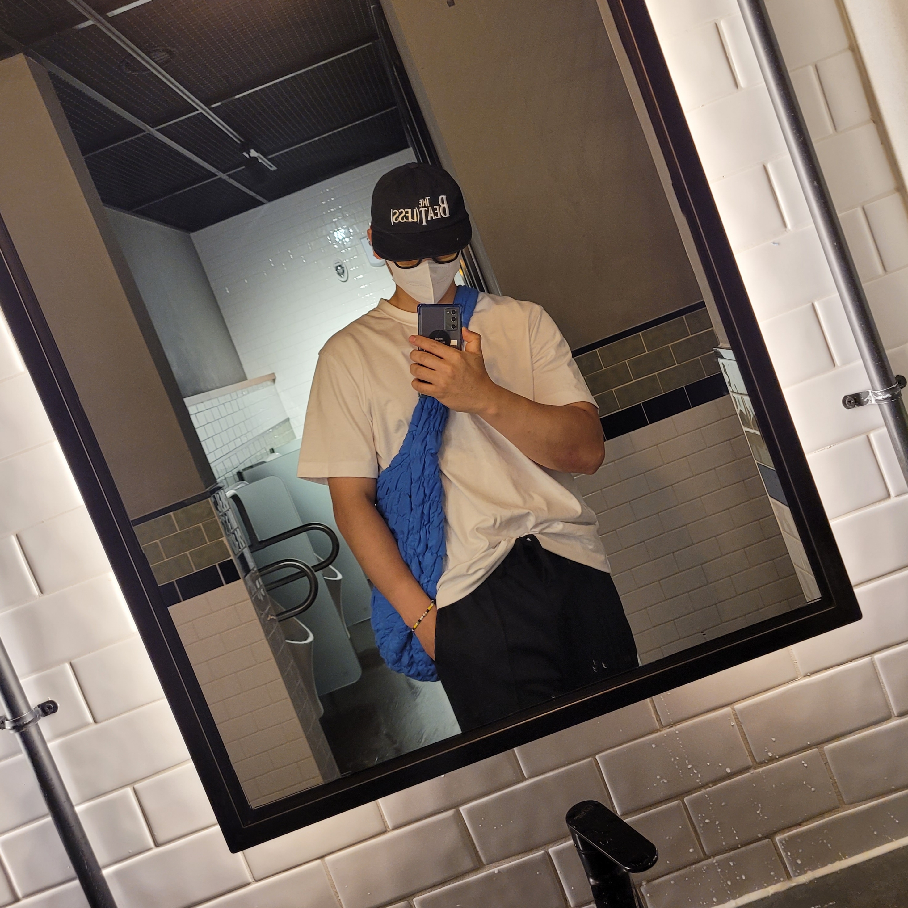 COS Quilted Oversized Shoulder Bag Blue 착용 스타일