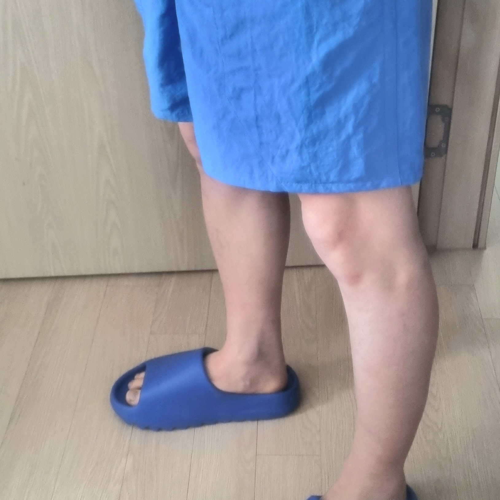 Adidas Yeezy Slide Azure 착용 스타일