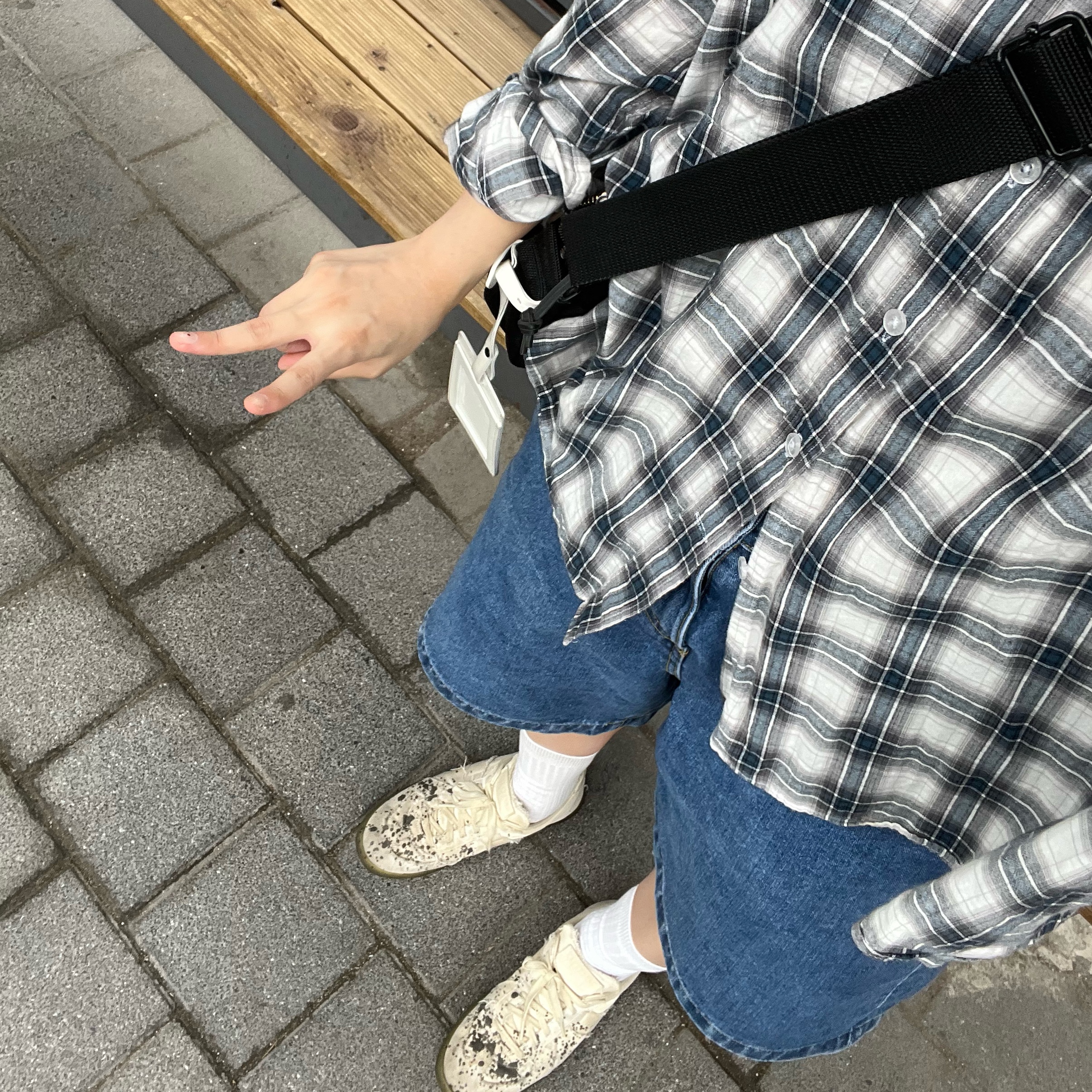 Maison Margiela Cotton Paint Drop Replica Sneakers, Maison Margiela Stitch Crossbody Bag Black 착용 스타일