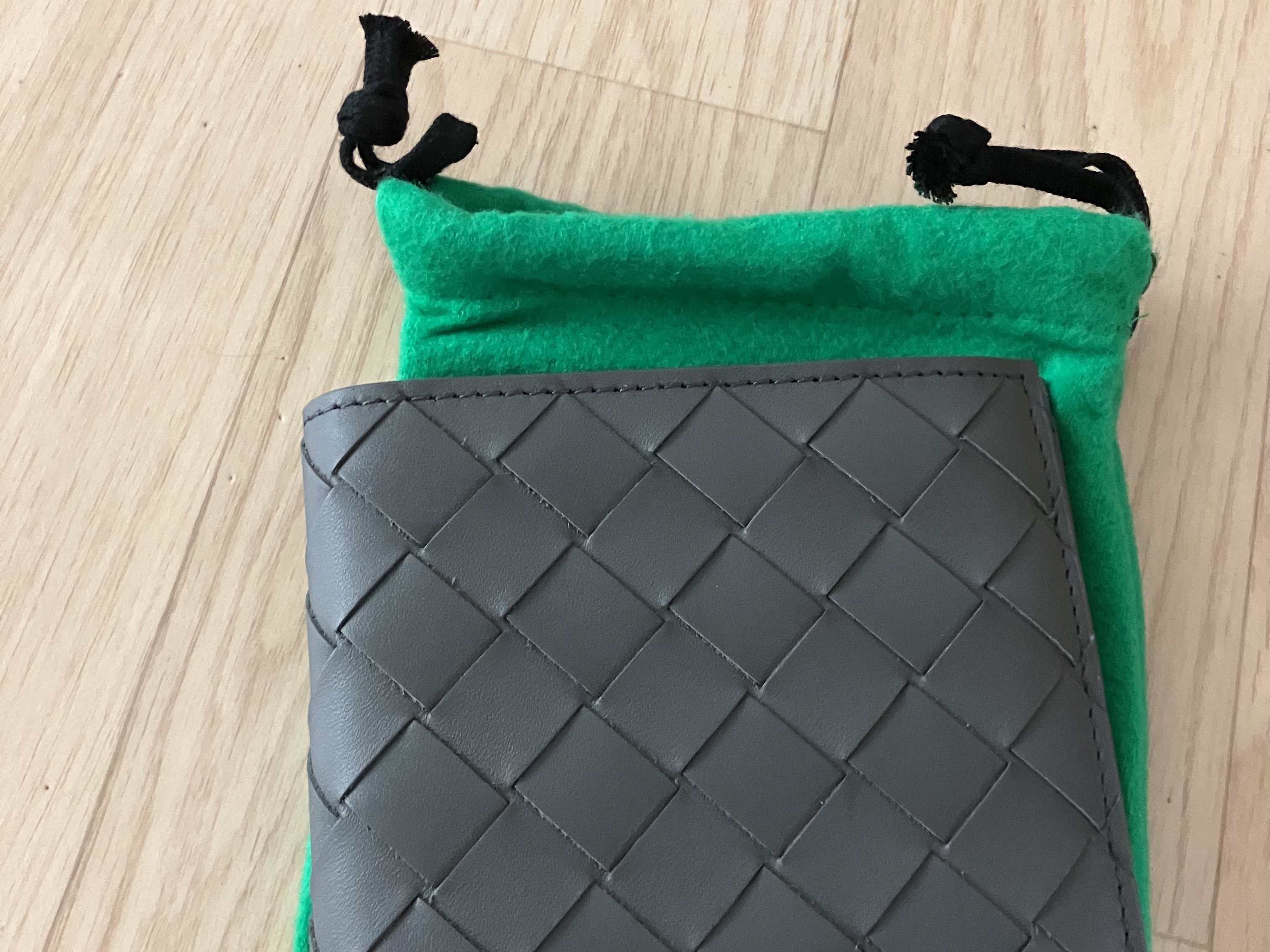 Bottega Veneta Bi-Fold Wallet Grey 착용 스타일 - 2