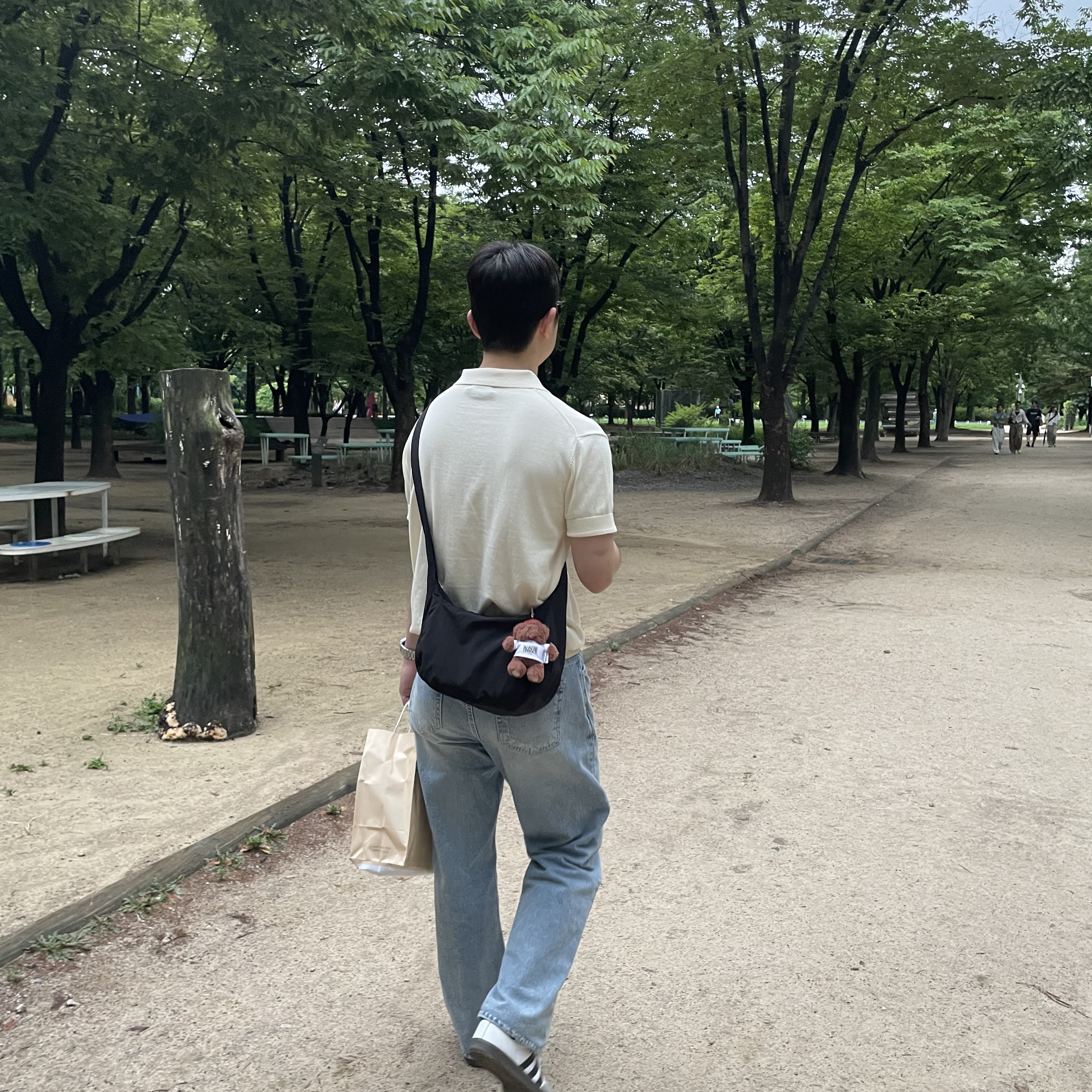 COS Nylon Crossbody Saddle Bag Black, Adidas Samba OG Cloud White 착용 스타일