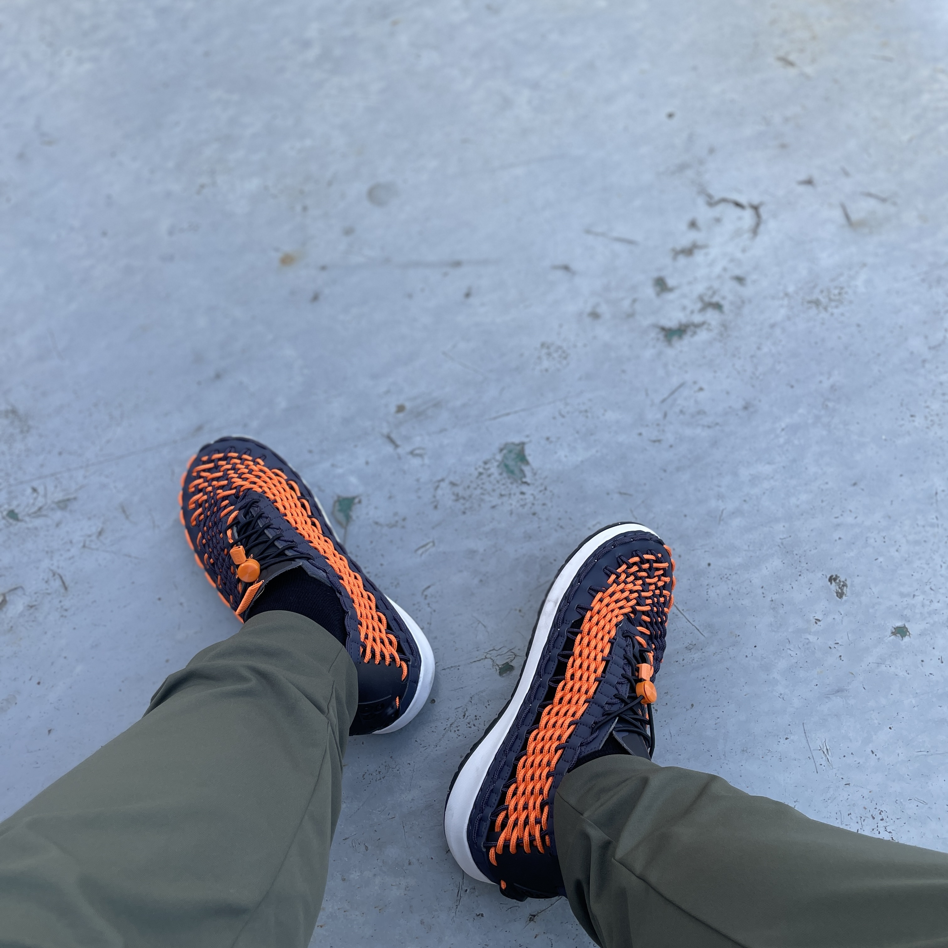 Nike ACG Watercat+ Bright Mandarin and Gridiron 착용 스타일