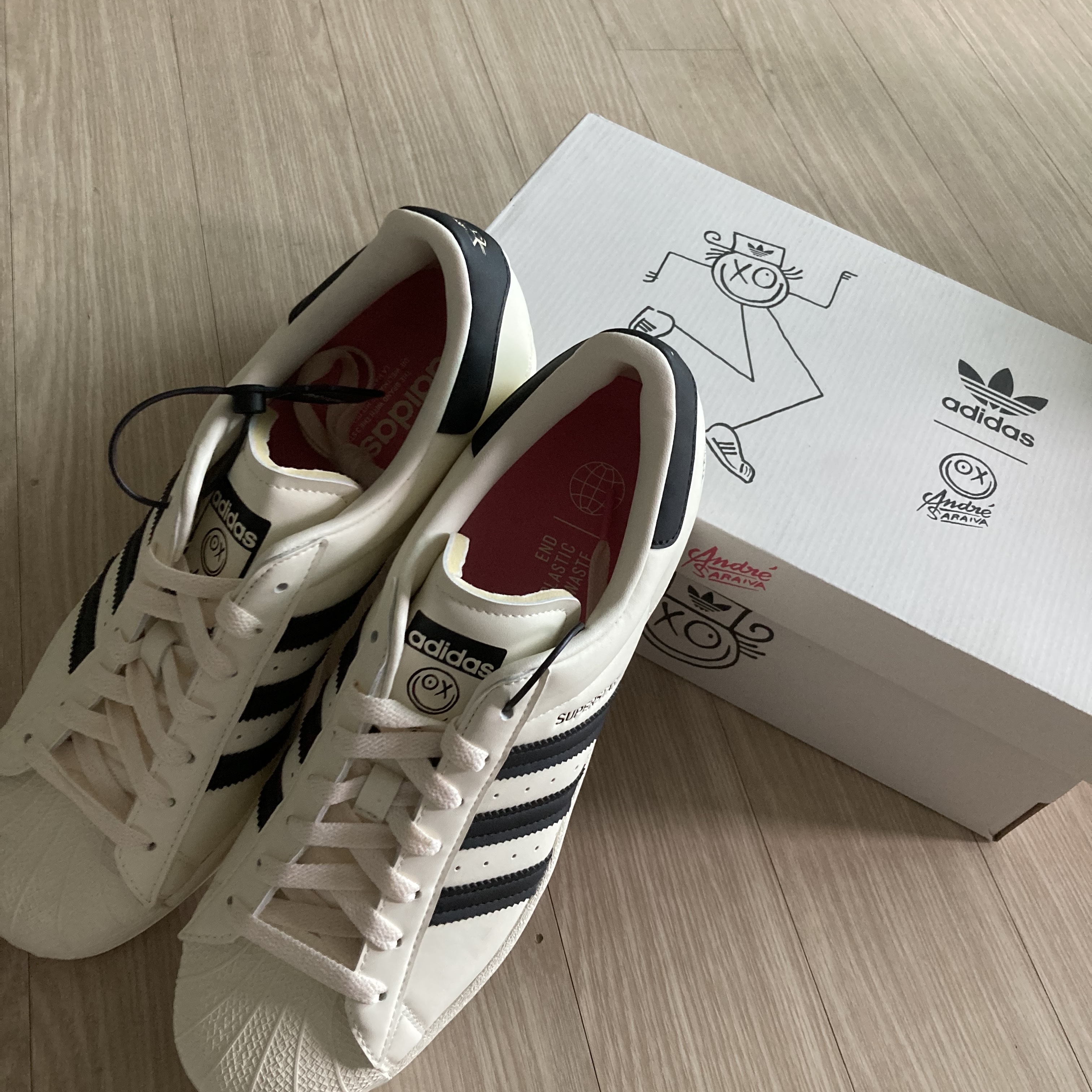 Adidas x Andre Saraiva Superstar Cream White Core Black 착용 스타일 - 3