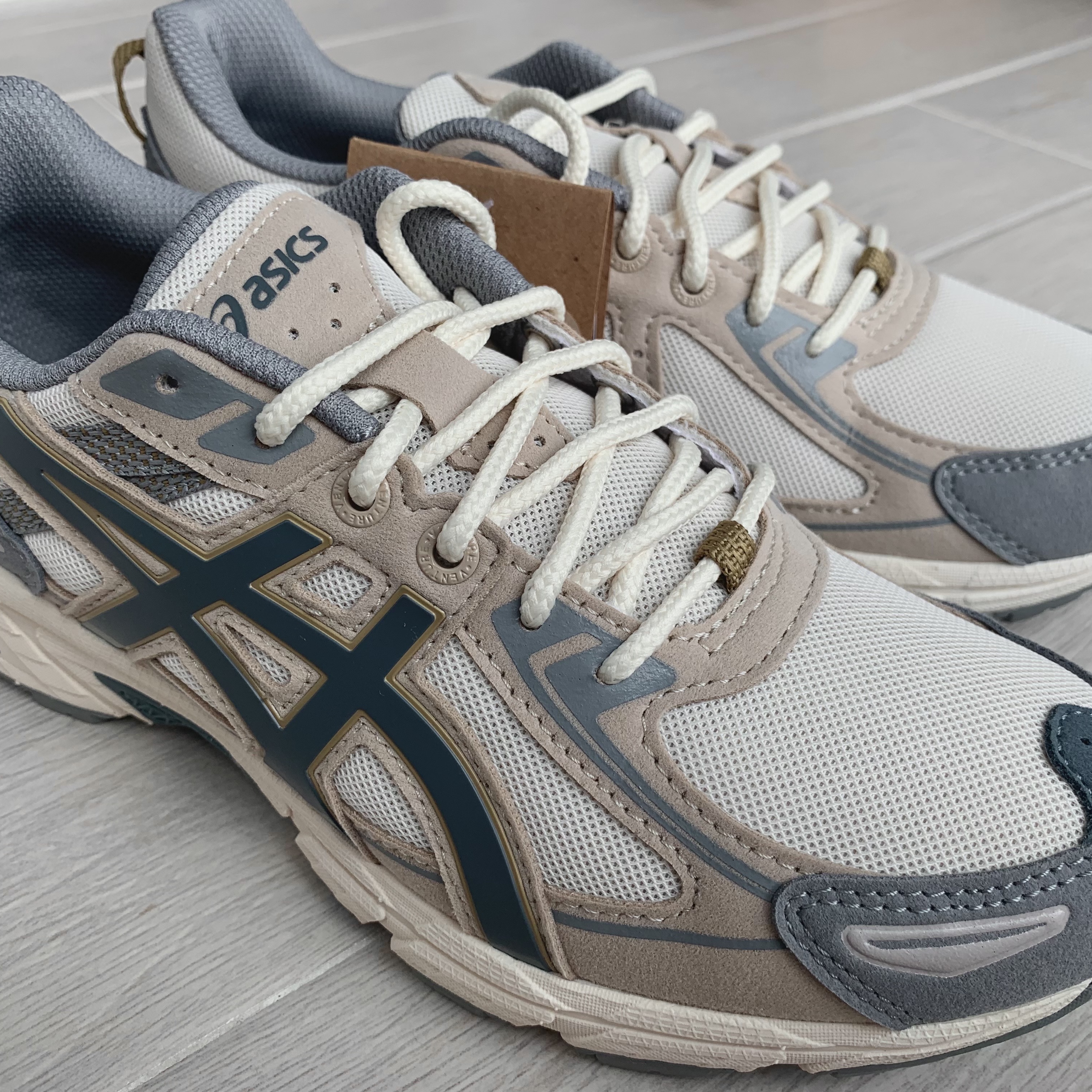 Asics Gel-Venture 6 SPS Birch Ironclad 착용 스타일