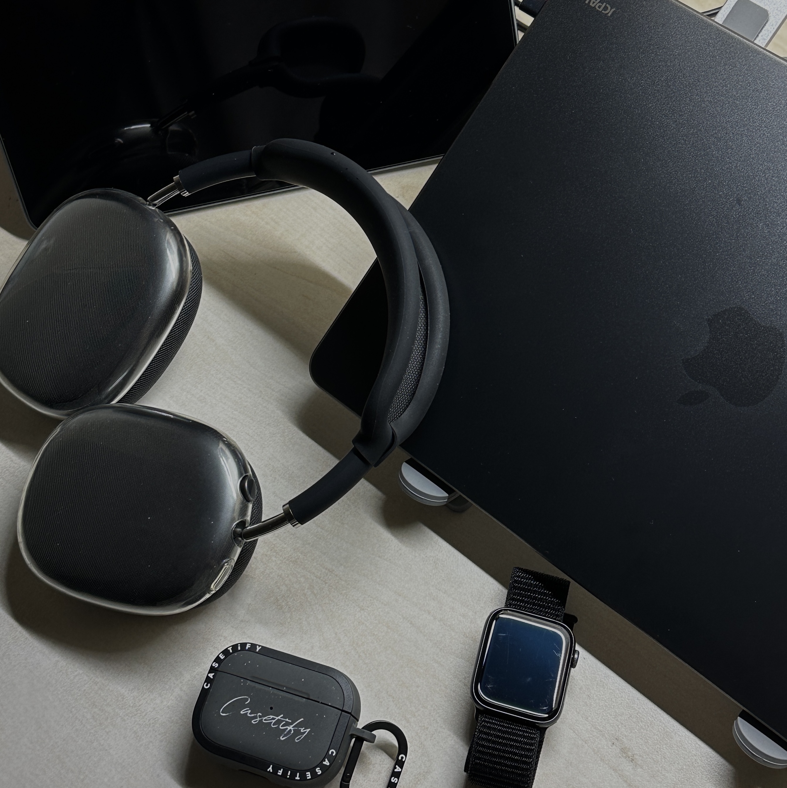 Apple 2022 MacBook Air 13 M2 256GB SSD / 8GB RAM Midnight (Korean Ver.), Apple Watch SE 44mm GPS Midnight Aluminum Case with Sport Band Midnight (Korean Ver.) μ°©μ© μ€νμΌ