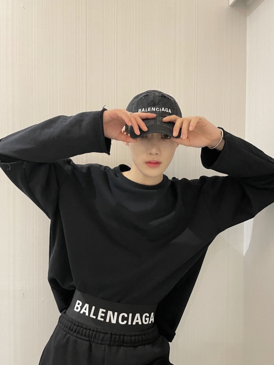 Balenciaga BB Laser Destroyed Cap Black 착용 스타일 - 3