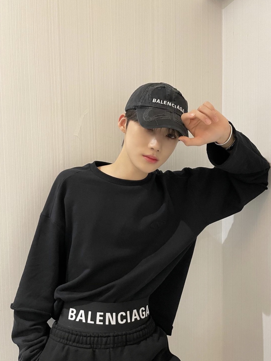 Balenciaga BB Laser Destroyed Cap Black 착용 스타일 - 1