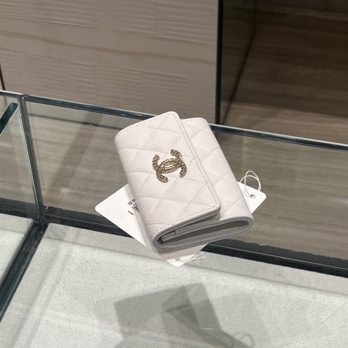 Chanel Flap Card Holder Grained Calfskin & Gold White 착용 스타일 - 2