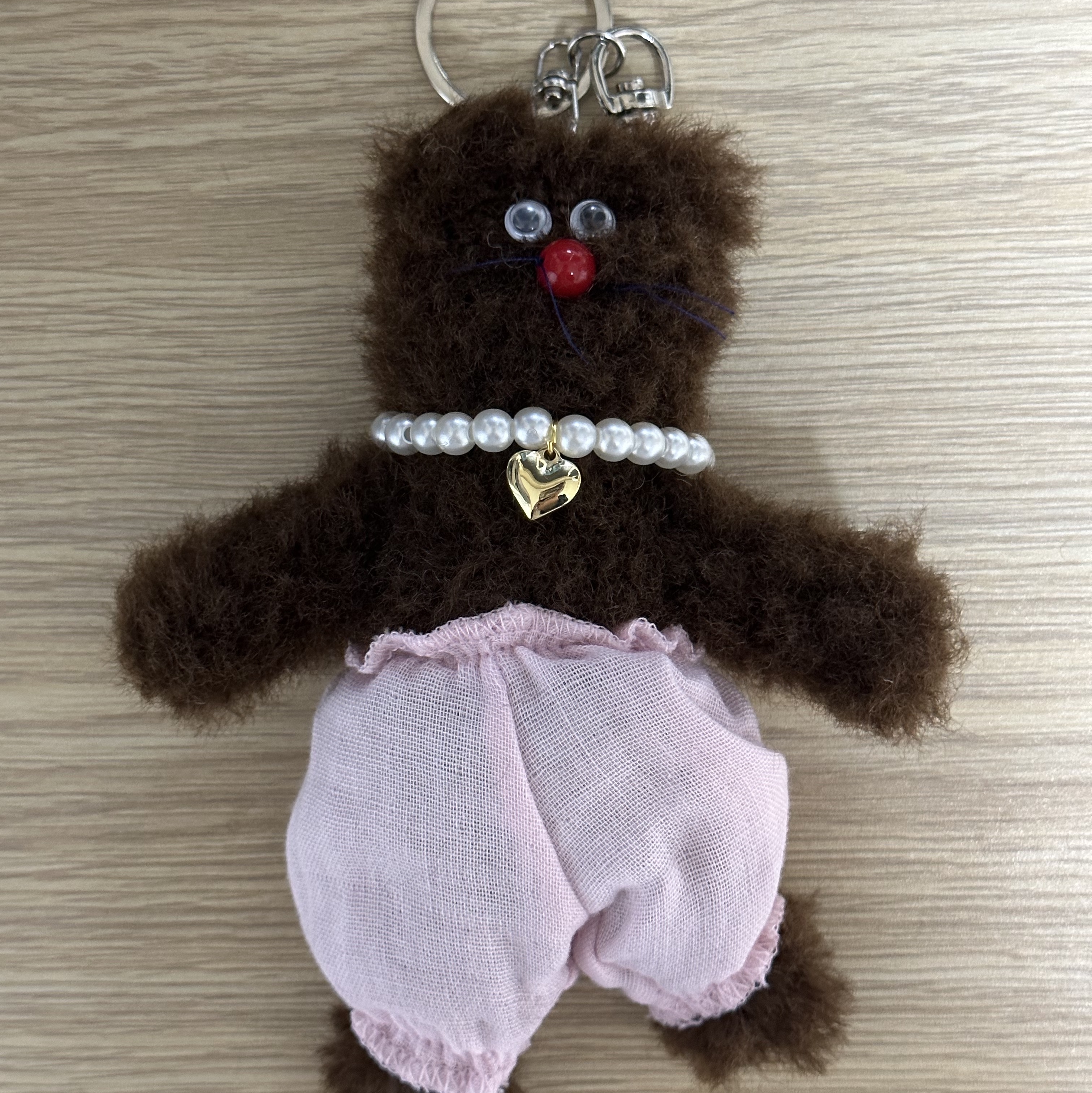 [KREAM 단독] Monamhee Bred Keyring with Pink Pants Brown 착용 스타일