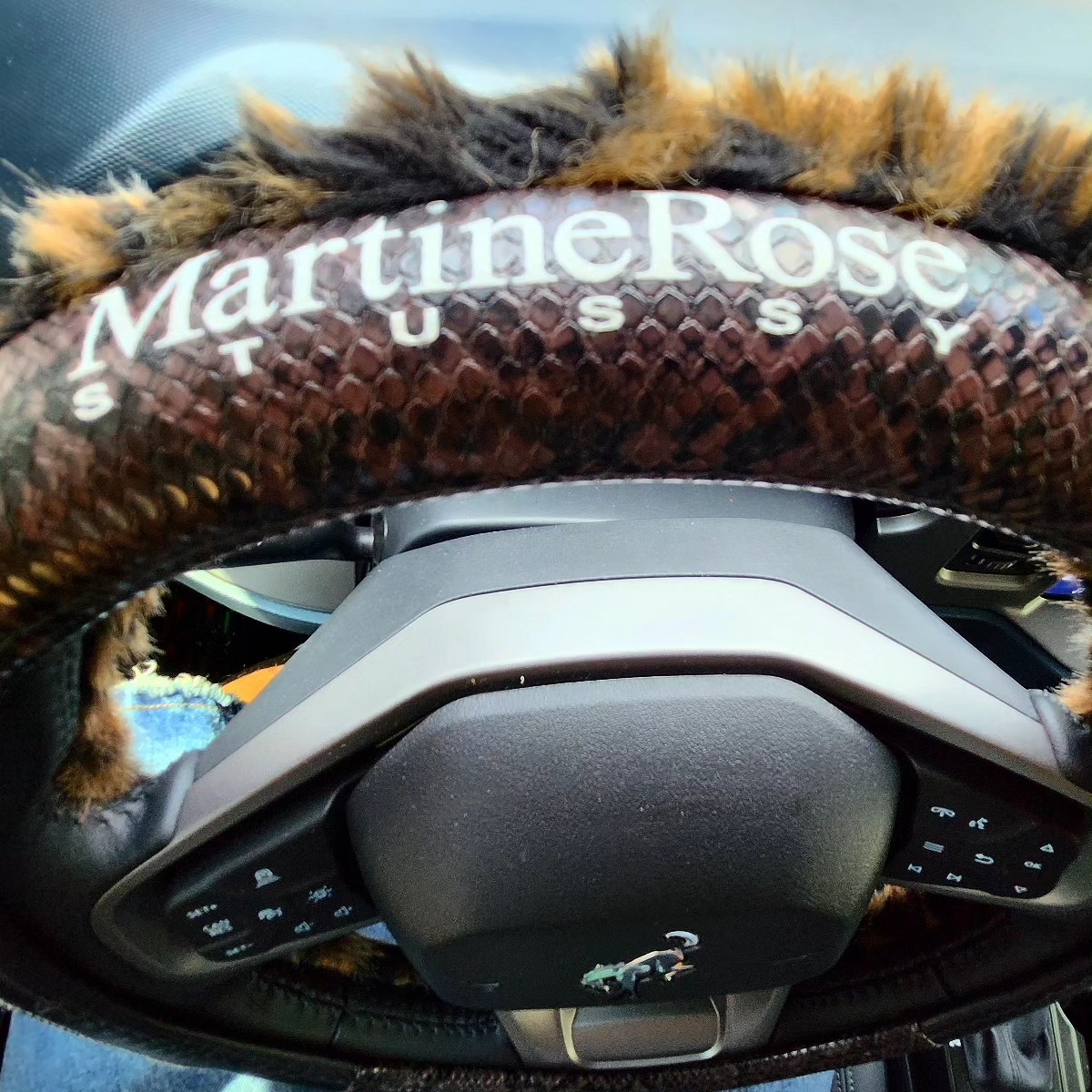 Stussy x Martine Rose Car Mat Set 착용 스타일 - 3