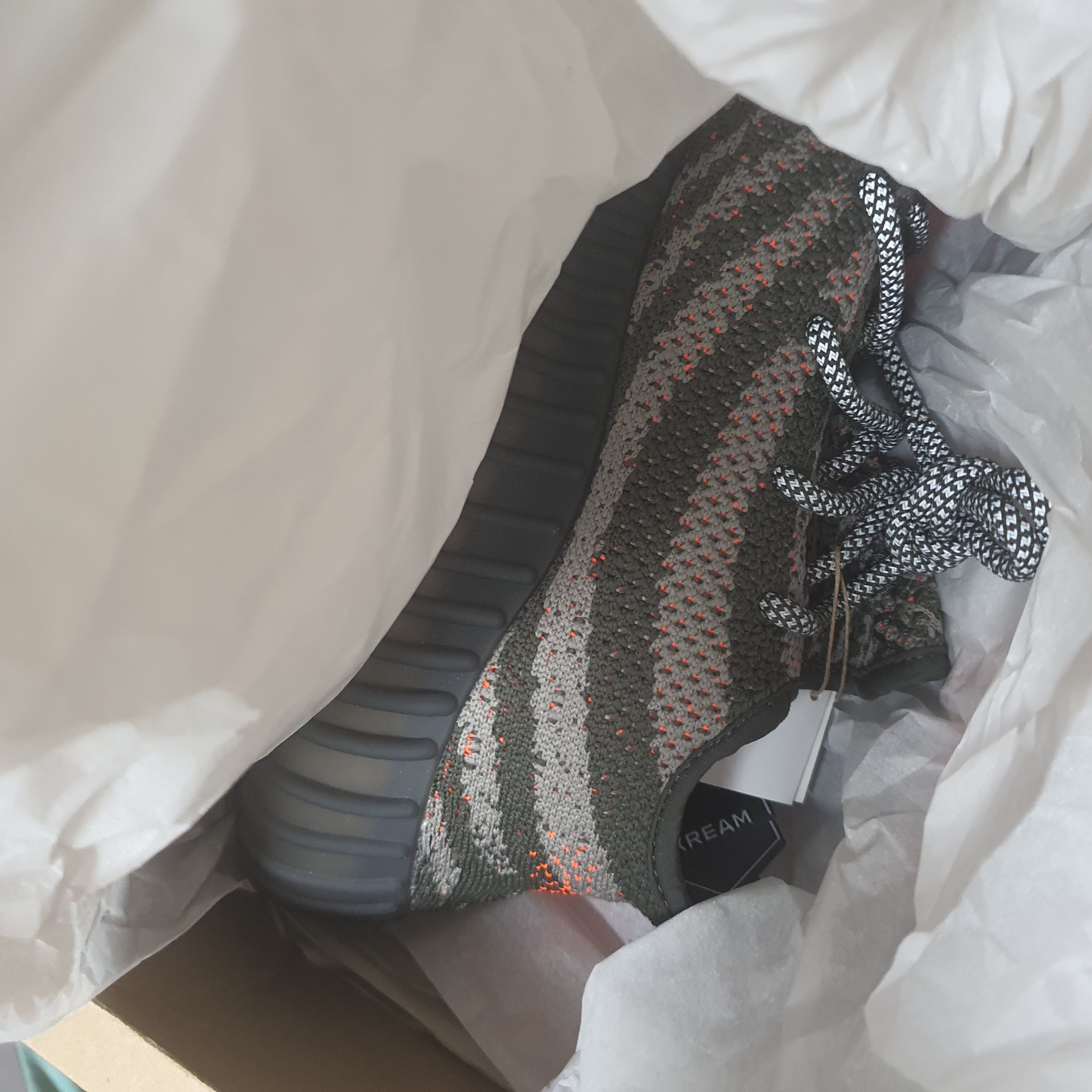 Adidas Yeezy Boost 350 V2 Carbon Beluga 착용 스타일