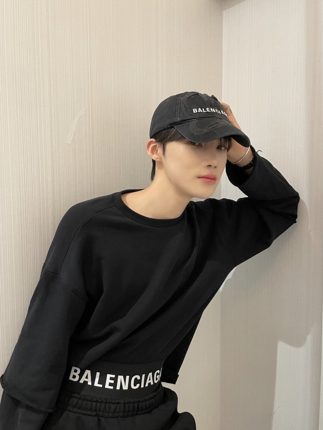 Balenciaga BB Laser Destroyed Cap Black 착용 스타일 - 5