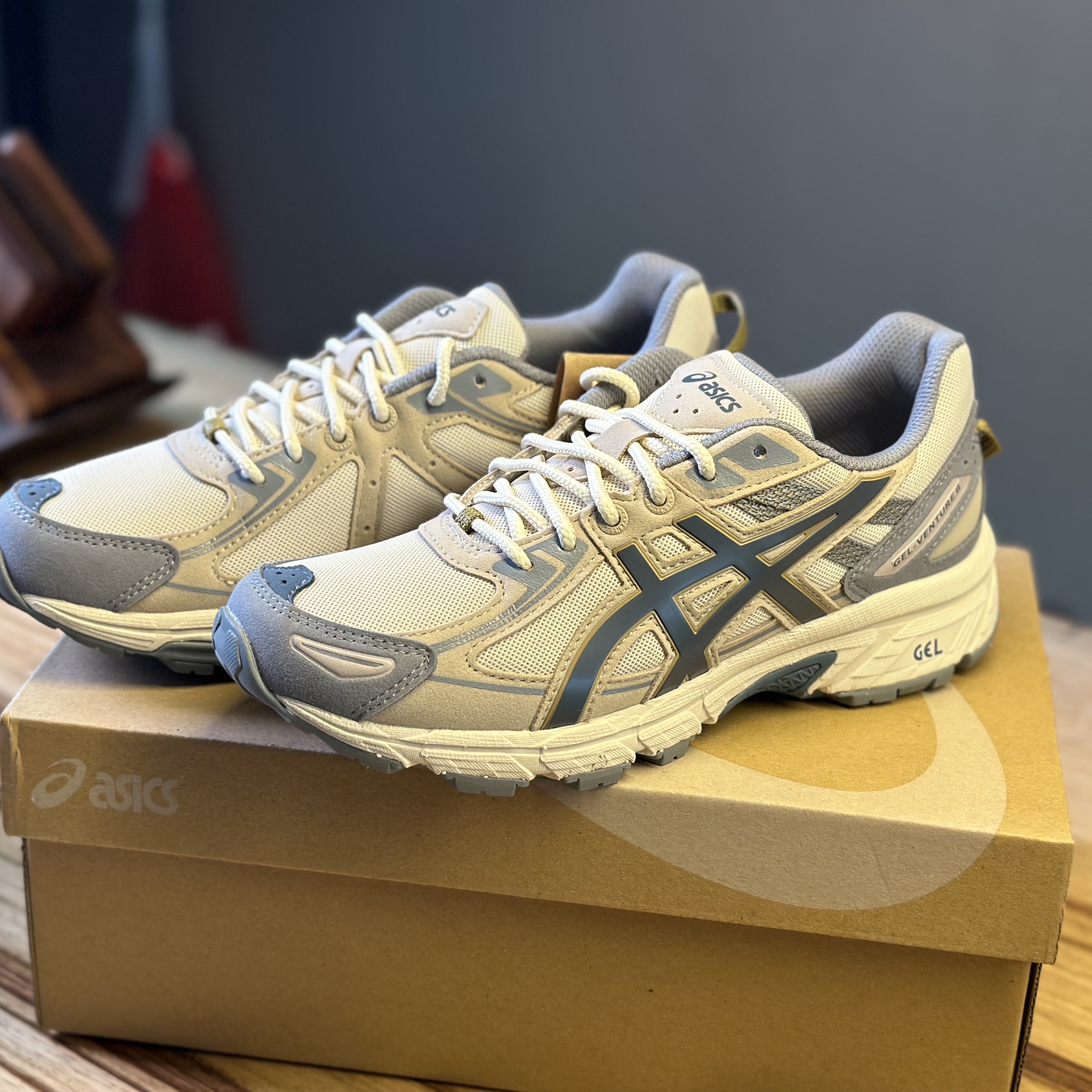 Asics Gel-Venture 6 SPS Birch Ironclad 착용 스타일 - 2