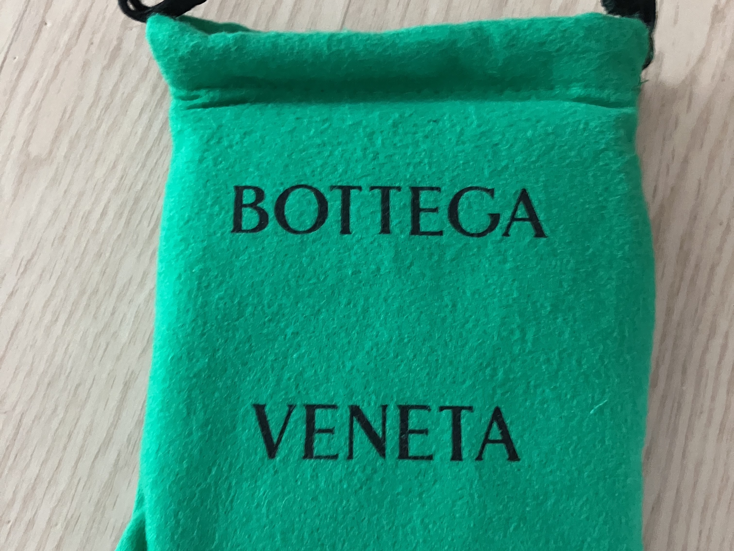 Bottega Veneta Bi-Fold Wallet Grey 착용 스타일 - 3