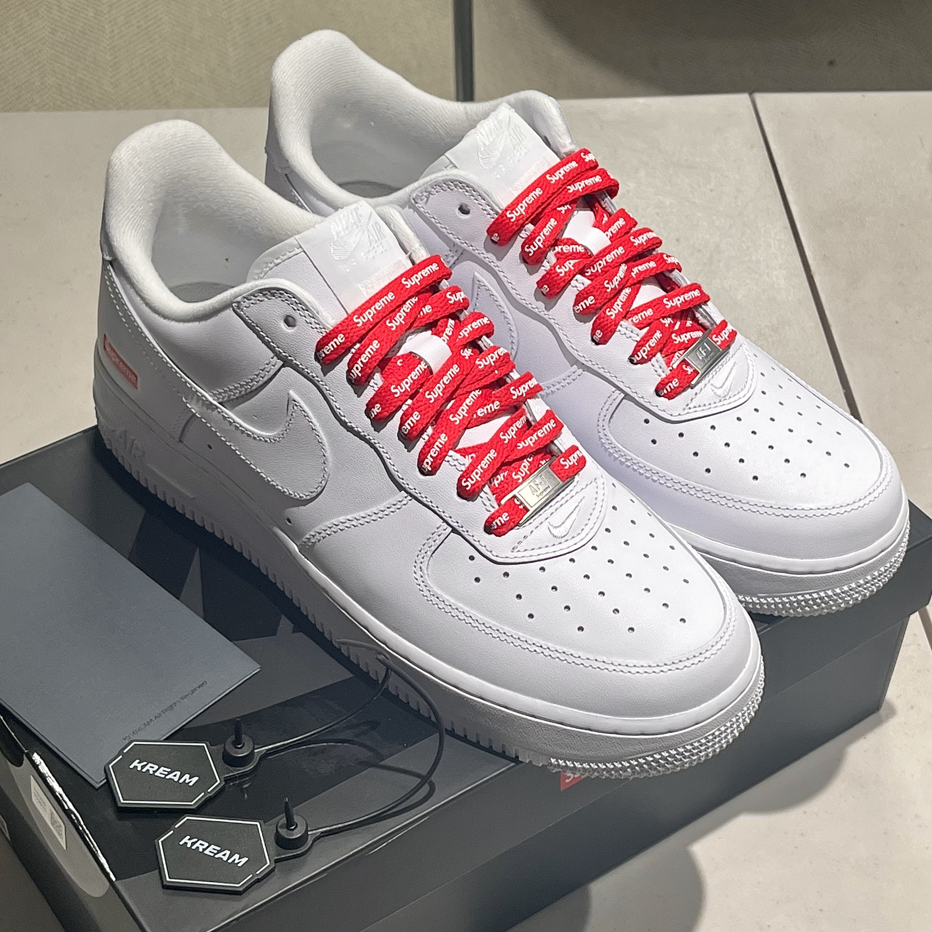 Nike x Supreme Air Force 1 Low White 착용 스타일