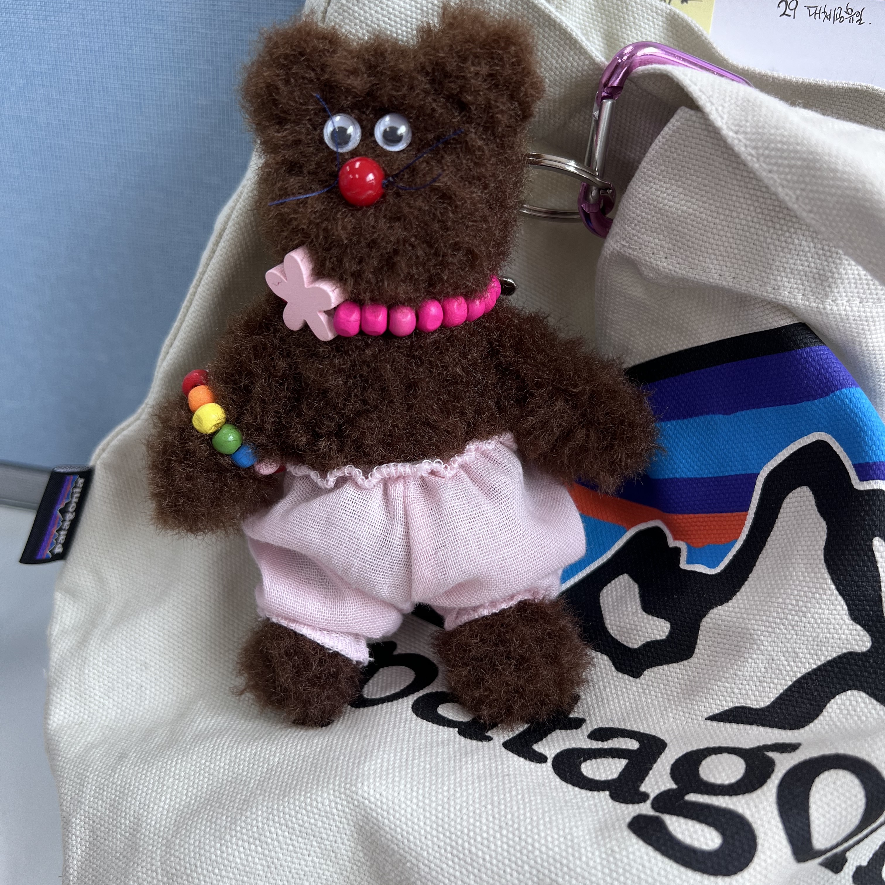 Monamhee Bred Keyring with Pink Pants Brown 착용 스타일