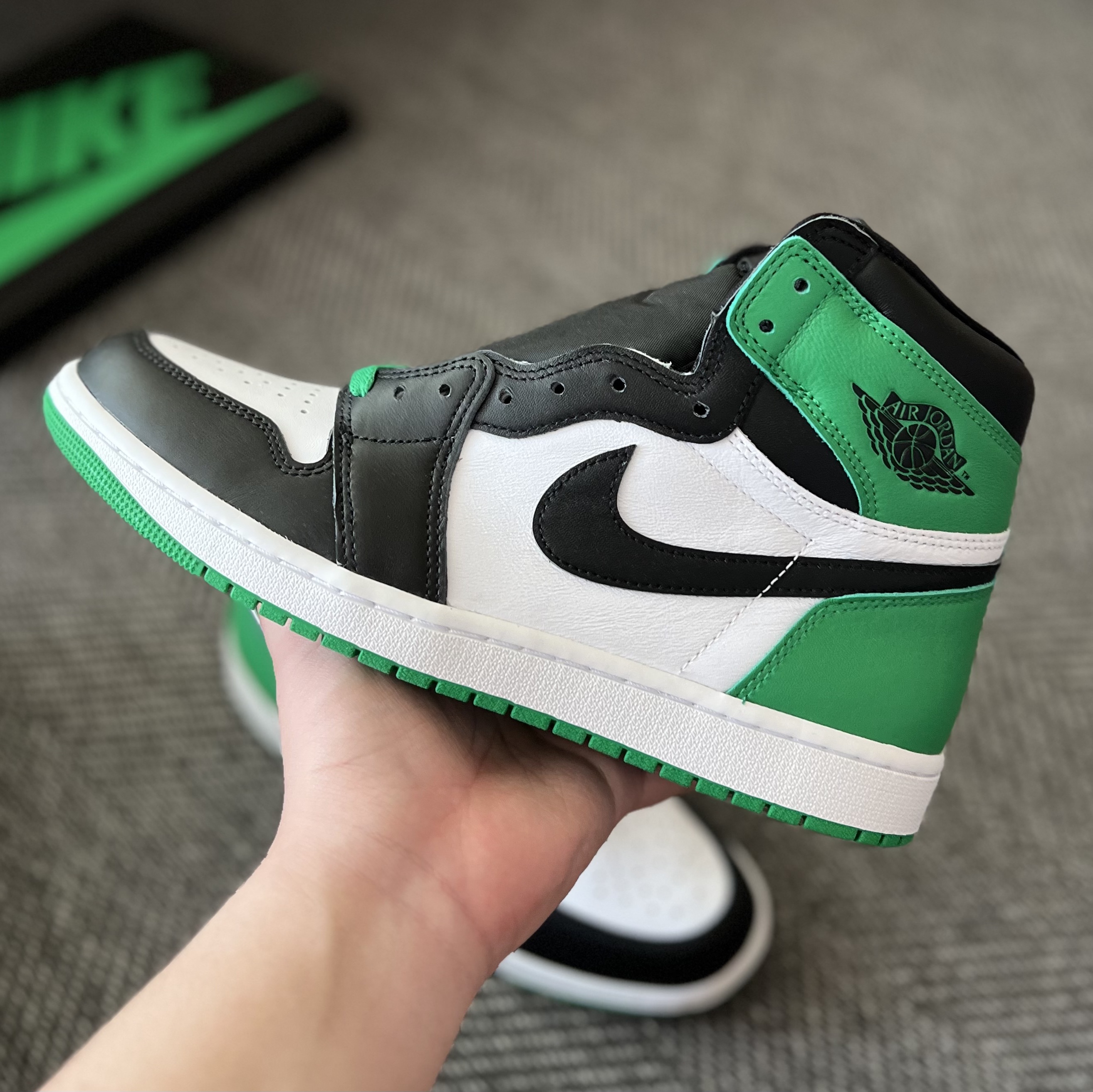 Jordan 1 Retro High OG Black and Lucky Green 착용 스타일 - 3