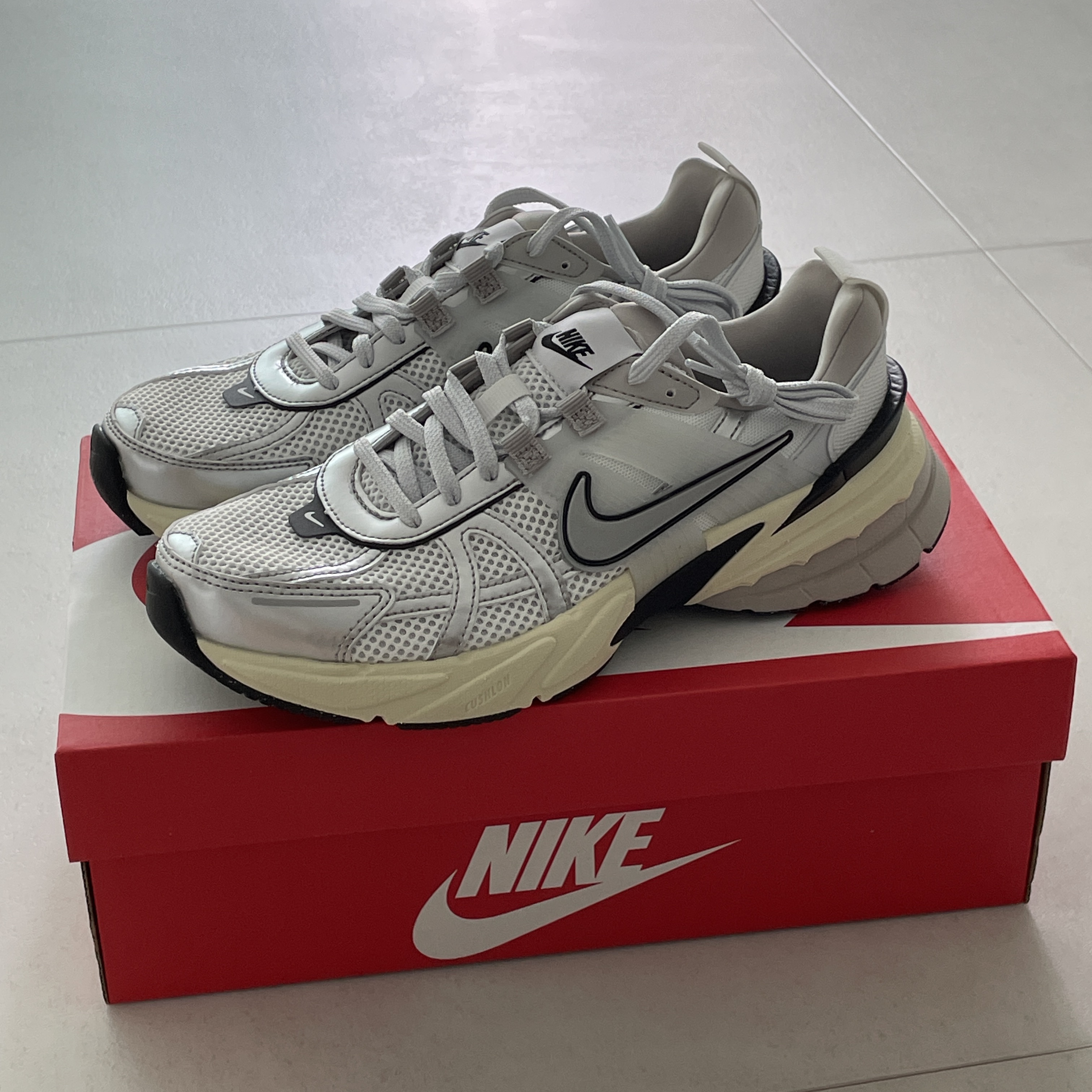 Nike V2K Run Summit White Metallic Silver 착용 스타일