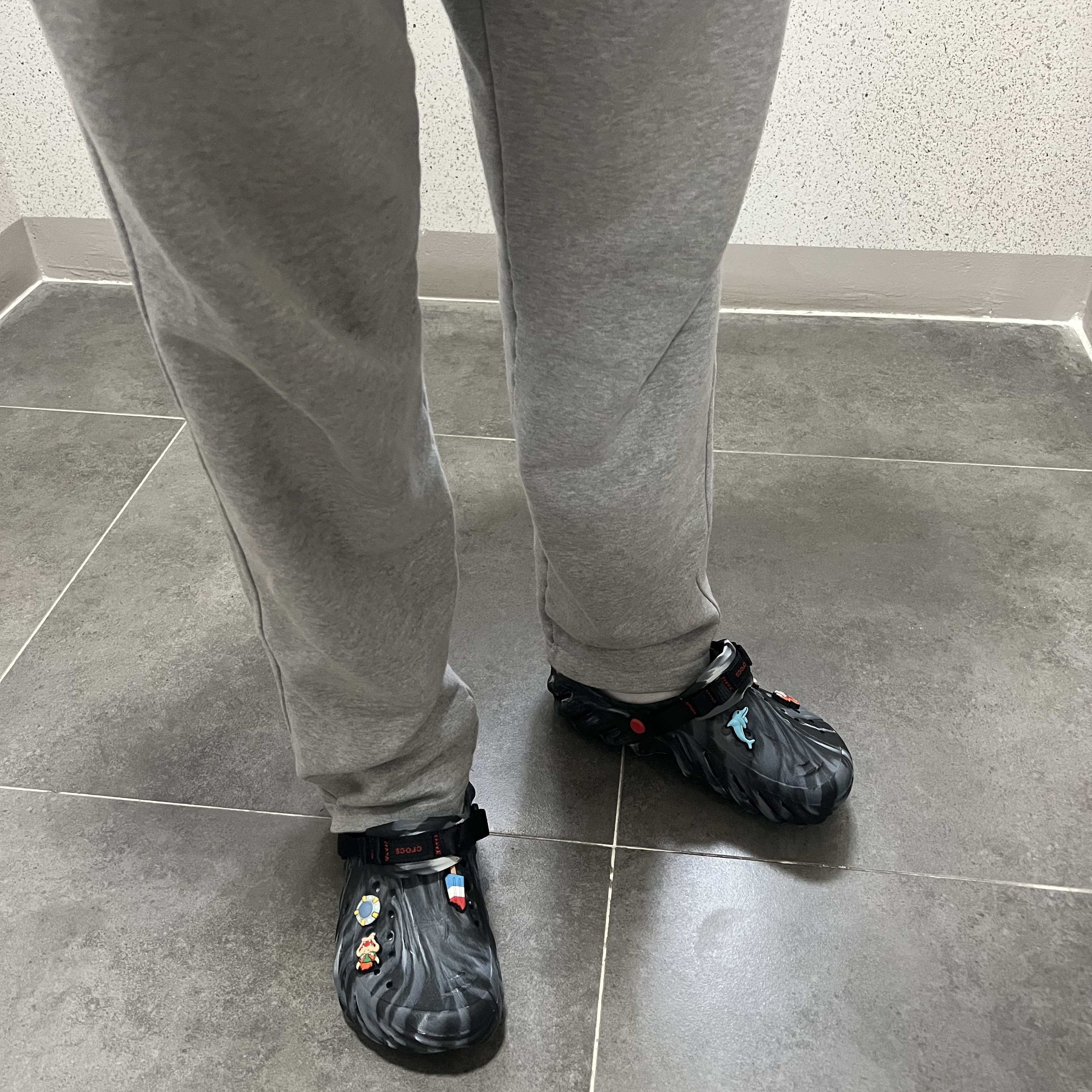 Crocs Echo Marbled Clog Black Flame 착용 스타일 - 2
