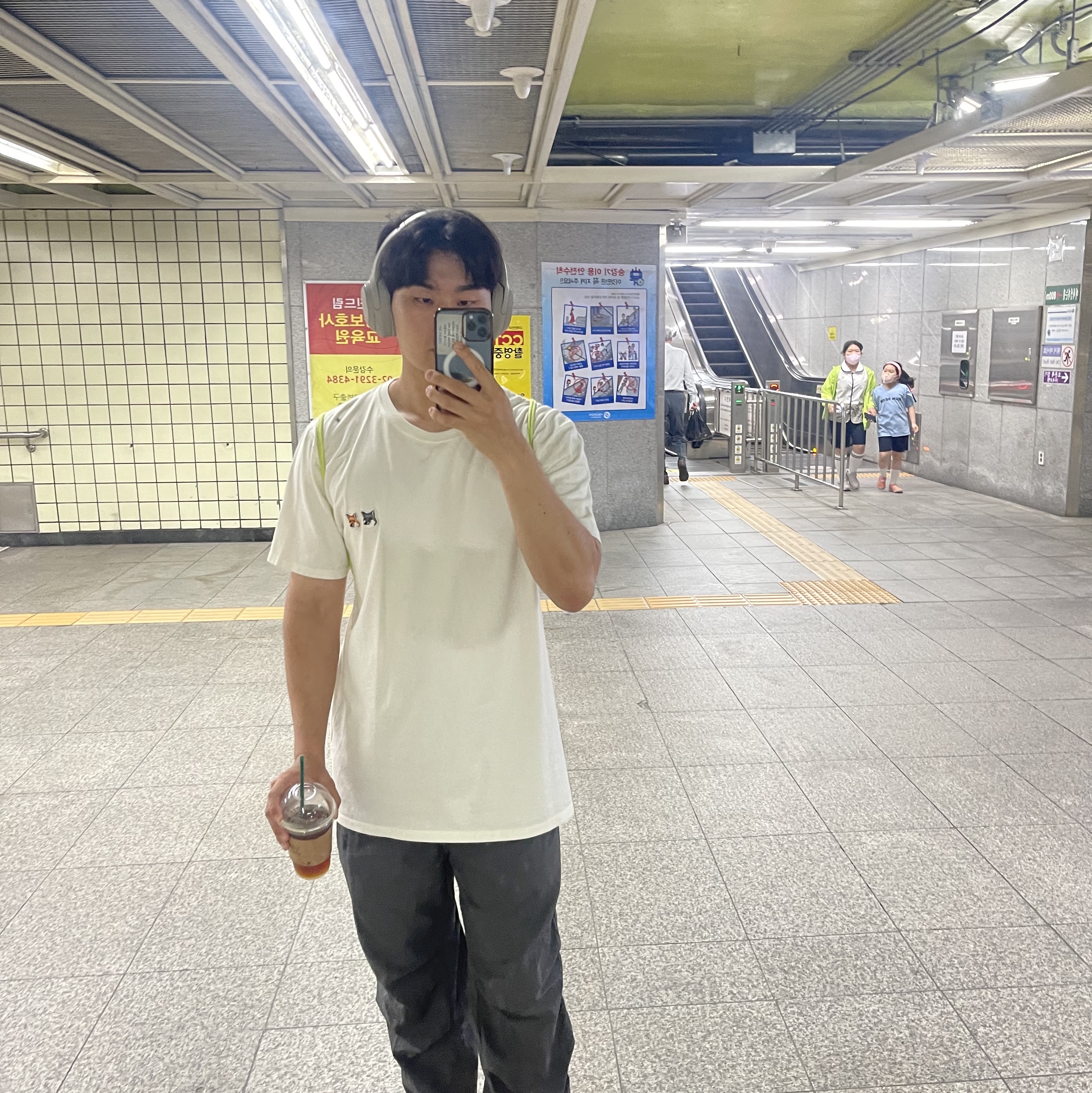 Maison Kitsune Double Fox Head Patch Classic T-Shirt Latte 착용 스타일 - 1