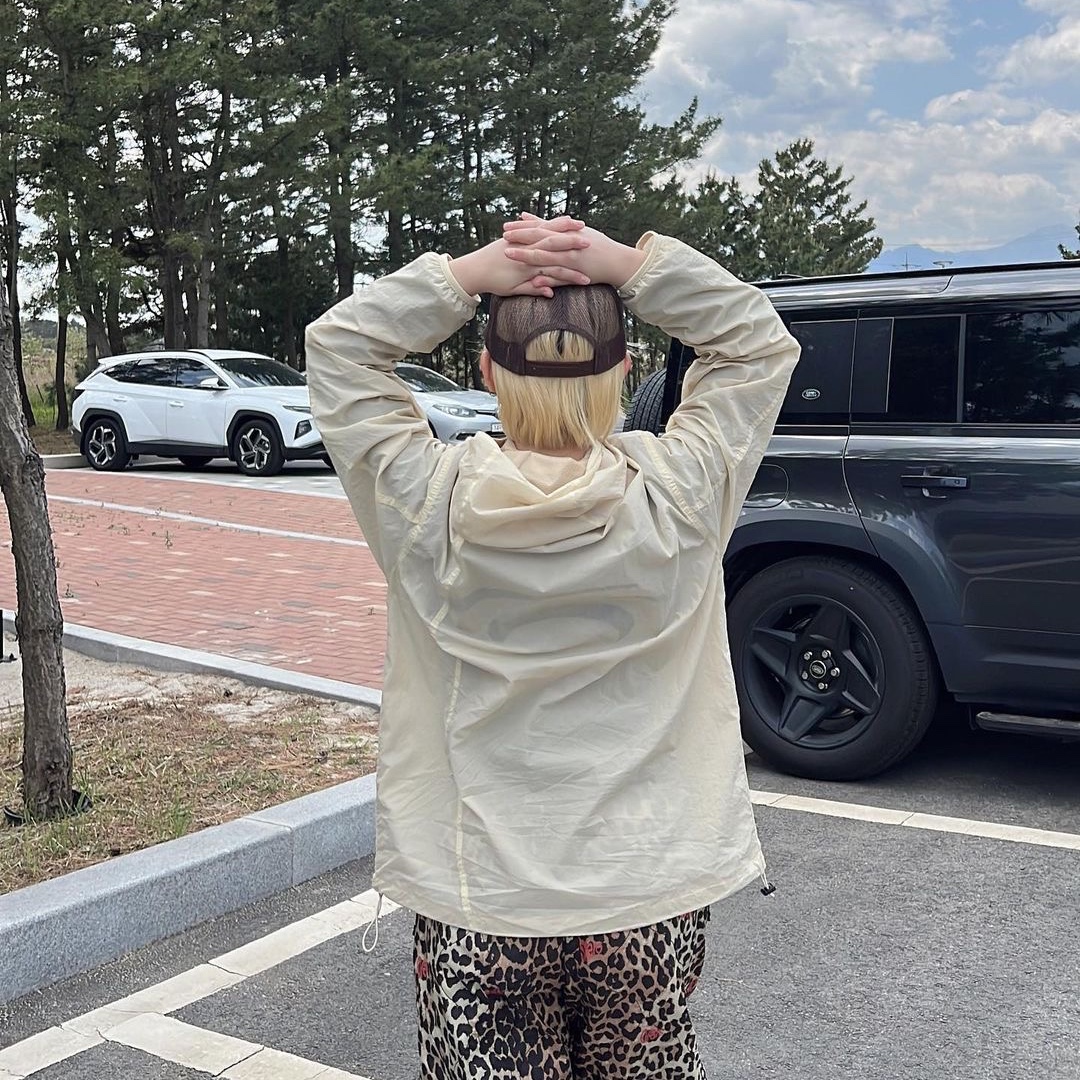Art Of Field Back Printed Packable Jacket Light Yellow, Art Of Field Back Printed Packable Jacket Gray 착용 스타일