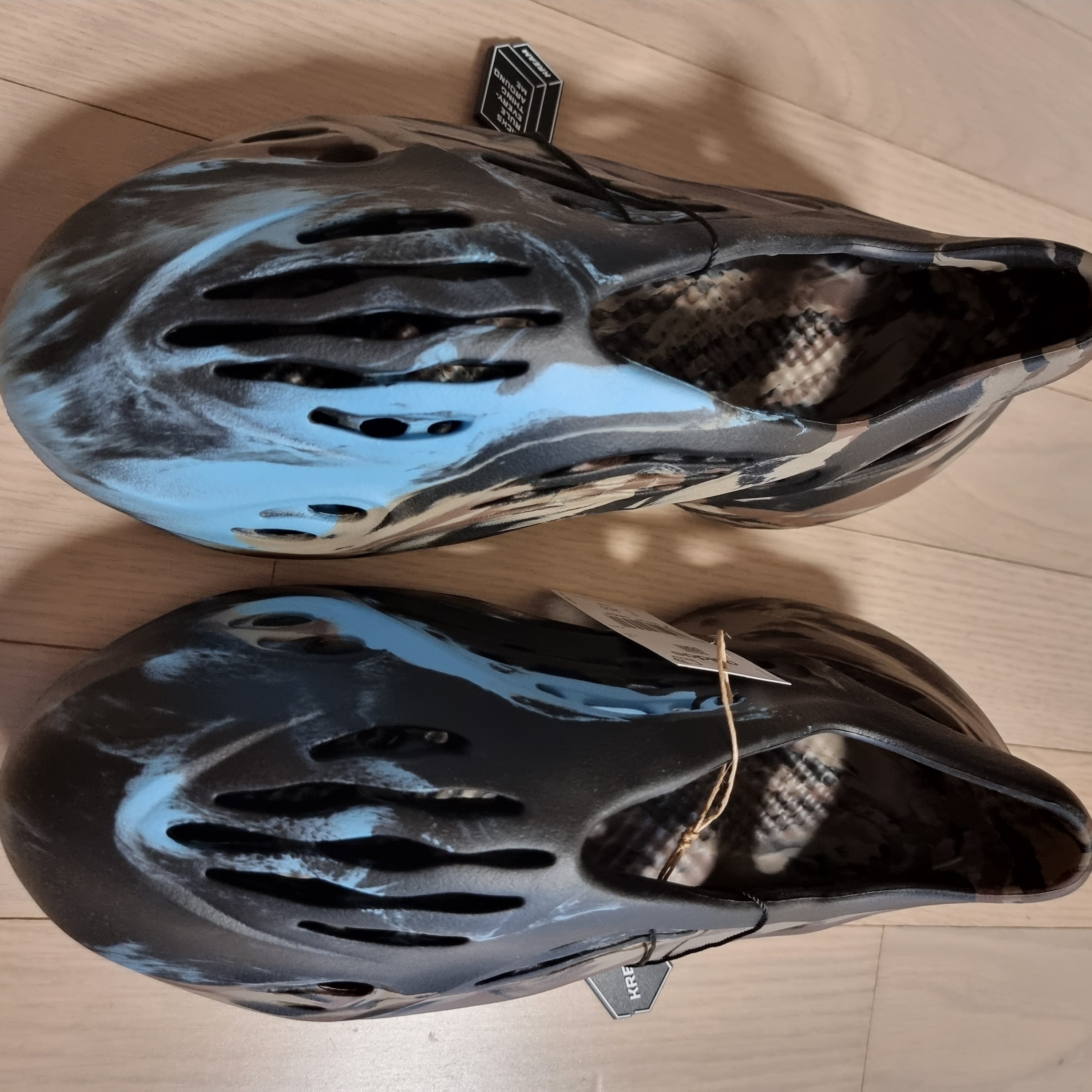 Adidas Yeezy Foam RNNR MX Cinder 착용 스타일