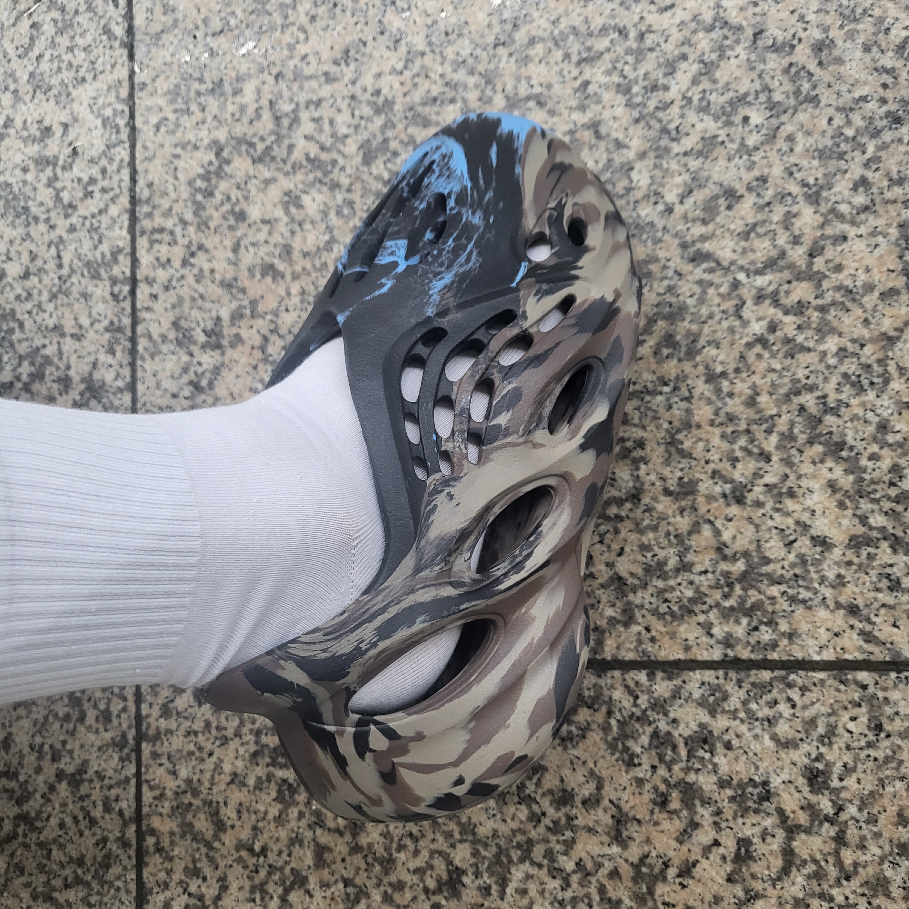 Adidas Yeezy Foam RNNR MX Cinder 착용 스타일