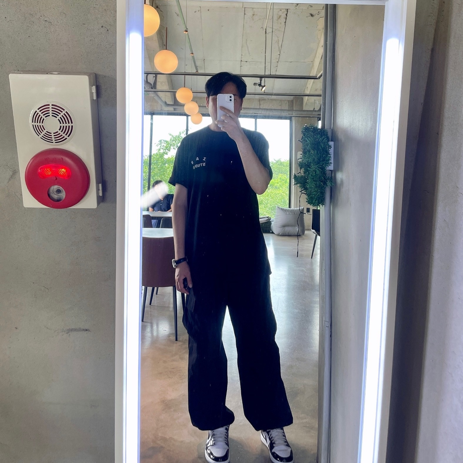 IAB Studio 10th Anniversary T-Shirt Black, Jordan 1 Low SE Concord 착용 스타일 - 1