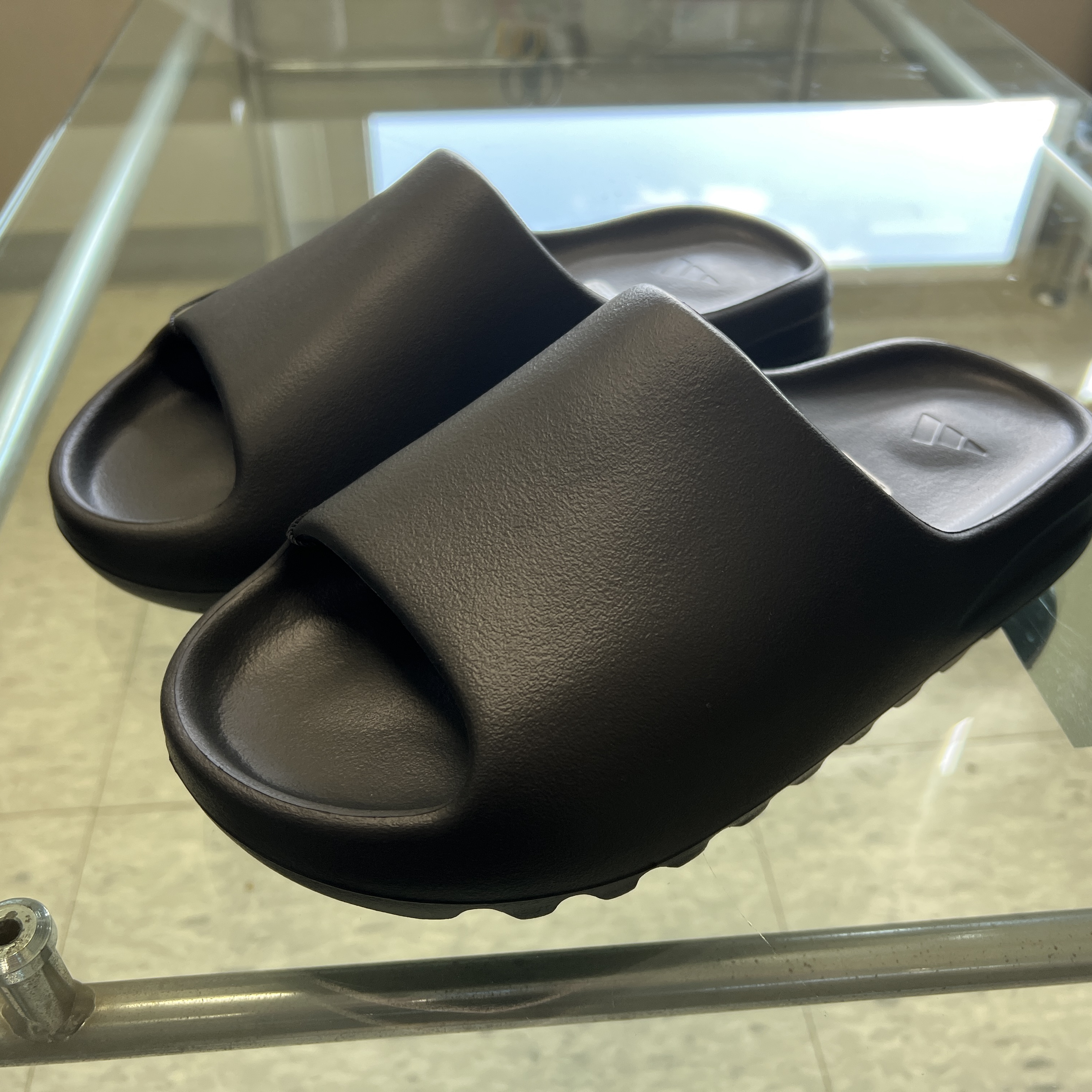 Adidas Yeezy Slide Onyx, Adidas Adilette 22 Grey Five 착용 스타일 - 1