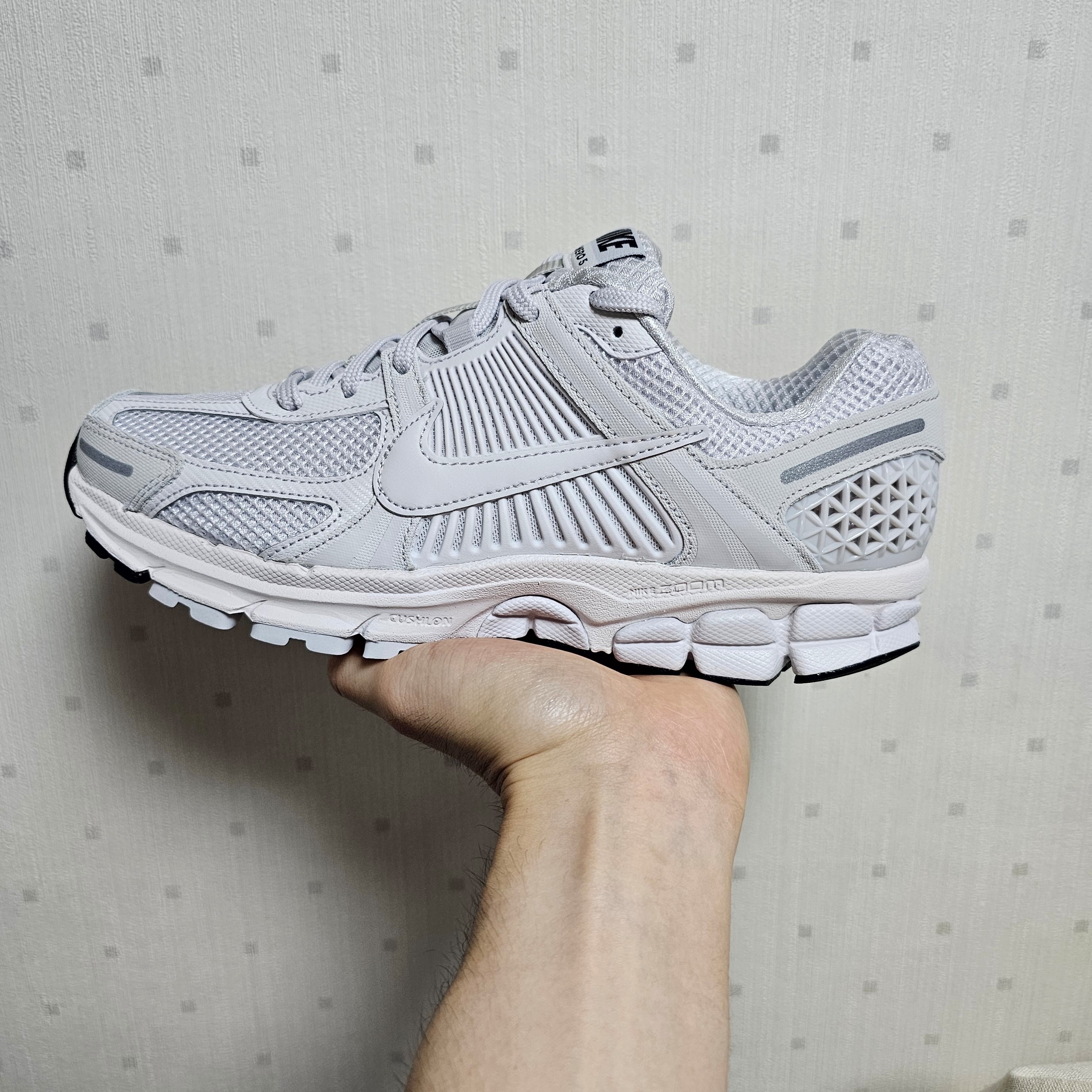 Nike Zoom Vomero 5 SP Vast Grey 2023 착용 스타일 - 4